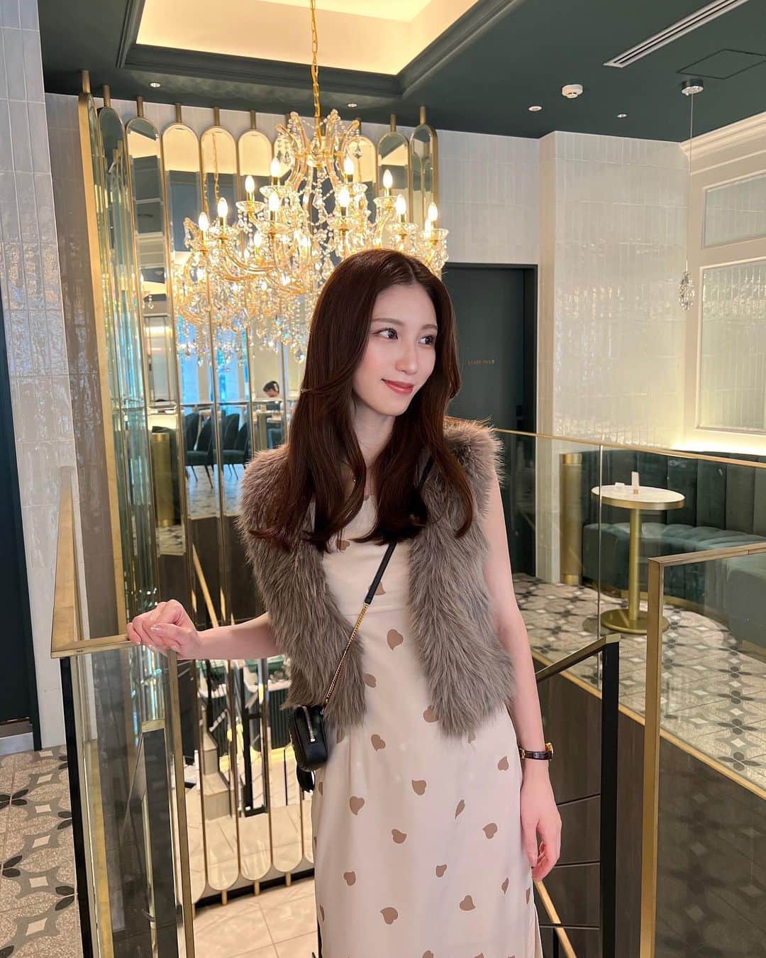 阿野いずみのインスタグラム：「ハートとファーの組み合わせ可愛い🧸♡  🏷️ outer @vis_jp  one-piece @deicy_official  bag @ysl   それと、銀座の可愛いパン屋さん🥐  #夏コーデ #秋コーデ #骨格ウェーブコーデ #フェミニンコーデ #みんなのレディコーデ #30代ファッション」