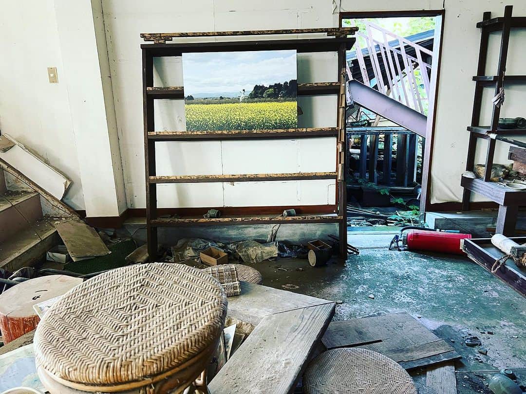 遠山正道のインスタグラム：「福島の浜通り、立入り解除になったエリアでの芸術祭準備委員会のご案内で視察へ。SF感、人型ロボットが1人歩いていたら未来^ ^ 各町長たちと常盤ものを鮨なんばの大将によって食す。 福島ポテンシャルあり。」