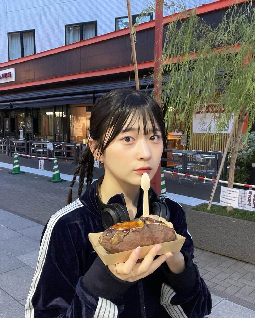 たぐちおとはのインスタグラム：「浅草でお芋食べたしあわせ。🐈  まま写真撮るのだんだん上手くなってきてて感動してる。 髪の毛もままがしてくれたの〜！」