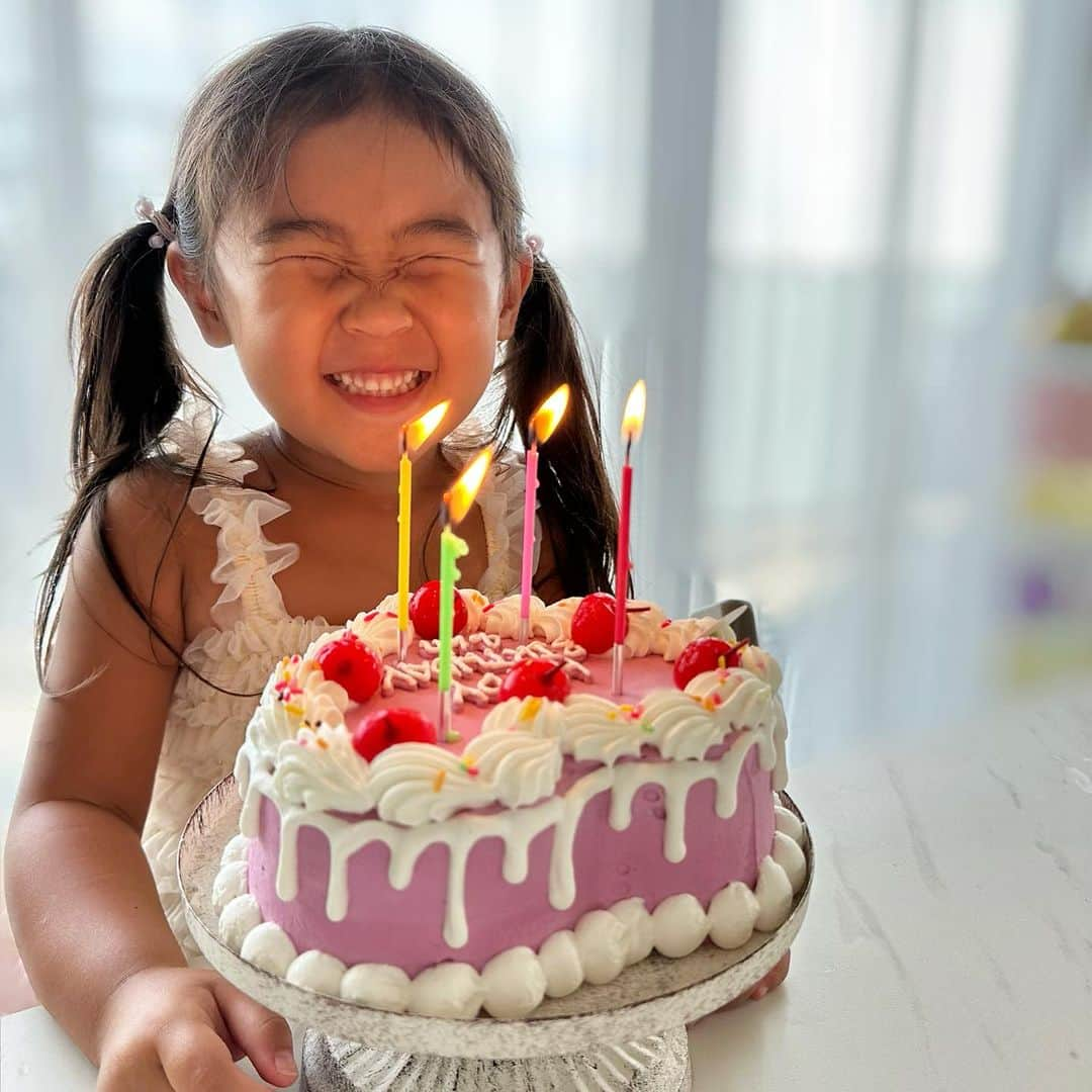 三浦あくりのインスタグラム：「birthday cake🎂 家族で集まってパーティした日のケーキが 主役のちびあくはもちろん 家族皆に大好評!!! . ベースから全て自分で決められる オーダーケーキ @cakewith_tokyo  でオーダー！ . 土台、クリーム 全ての色や形まで簡単にチョイスできて 自分だけのオリジナルのケーキが 作れるの！！🧁 . そして何よりも感動したのが 味が兎に角美味しい🥹🤍🤍 いつもケーキはすぐ飽きてしまう 子供達が その日に完食するほど 美味しい美味しい！って食べてくれた😍😍😍🤍🤍🤍 じぃじばぁば含め皆んなに美味しいと大好評であっという間になくなった 可愛いケーキ🎂🤍 . ちびあくが大好きなPINKのケーキにして、とーーっても大喜びでこんな可愛い笑顔が見れて幸せでした🥹🤍 写真も入れられたり、 簡単に自分オリジナルのケーキが作れるの上にオーダーケーキにしては とってもリーズナブルなの！ 要チェック☑️🤍🤍 . #オーダーケーキ #お誕生日ケーキ #cake #オリジナルケーキ #cakewith_pr」