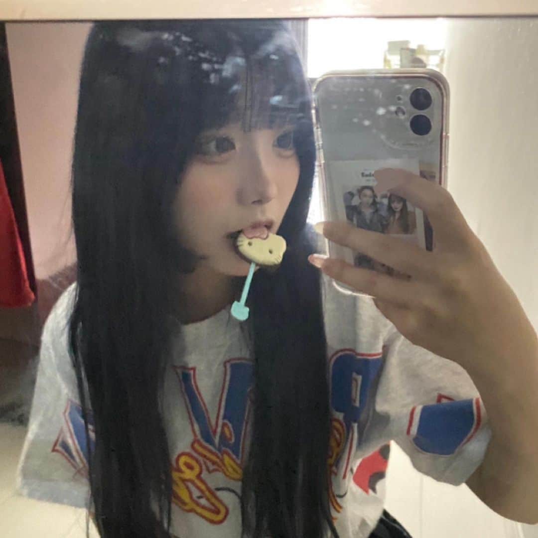 のインスタグラム：「チョコきてぃバージョン(^ _ ̫ _ ^)🖤 鏡ここねの指紋だらけでごめん🌟笑 . . . . . . . .  #좋아요반사 #팔로우환영 #오오티디 #데일리룩 #패션 #메이크 #셀카 #06」