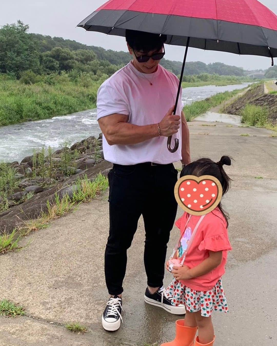 横川尚隆のインスタグラム：「天使ちゃん🥹可愛いすぎるんだ🥹 いつまで手繋いでくれるだろうか🥺 ⁡ 俺の傘の持ち方きもい 親指のそわせ方がすごくきもい  明日から減量頑張りましょー  ⁡ #横川くんの筋肉ちゃんねる#THEBUILD#bodybuilding#ボディビル#training#workout #トレーニング#ワークアウト#筋トレ#fitness#フィットネス#筋肉 #腹筋#physique#フィジーク」