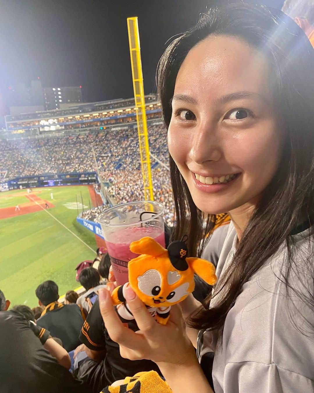 里彩のインスタグラム：「初めてのハマスタ！✨ 夜風が涼しくてお酒飲みながら野球観戦最高だった〜〜！🫠  #yomiurigiants #baseball #baseballseason #baseballgame #巨人 #巨人ファン #野球観戦 #野球女子 #プロ野球 #横浜 #横浜観光 #横浜デート #ハマスタ」