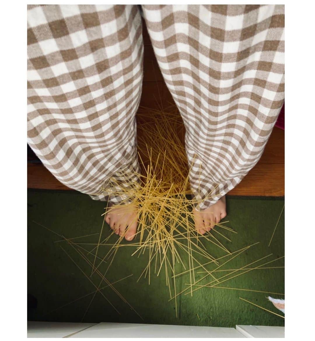 うらじぬの（劇団子供鉅人）さんのインスタグラム写真 - (うらじぬの（劇団子供鉅人）Instagram)「パスタを盛大に床に撒き散らしてしまって悲しかったので、ロンTにしました。 気分は良いです。  🍝 #Pastadropdown #原価が謎にめちゃ高かったロンT #散財」9月11日 21時26分 - urajinuno