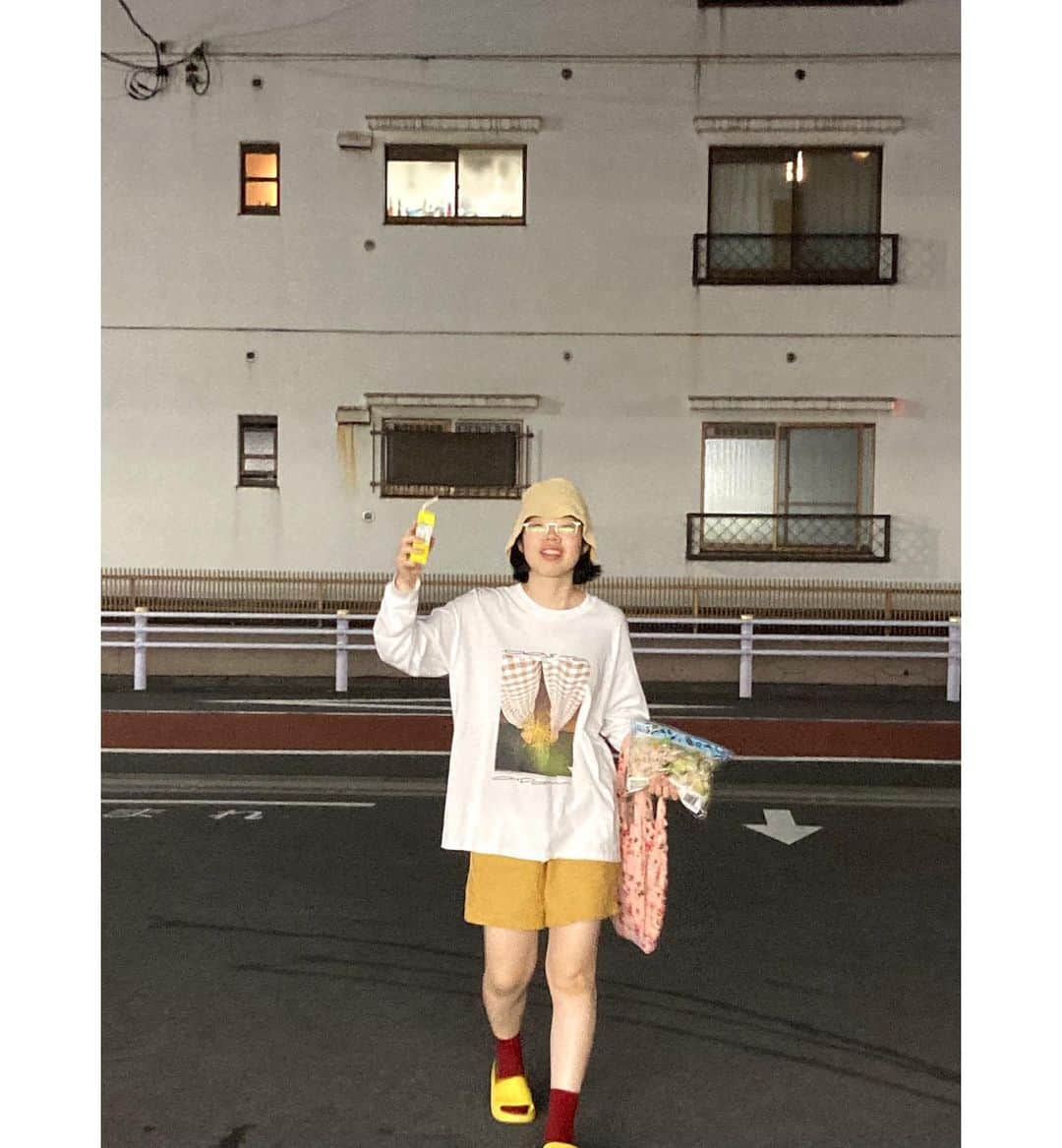 うらじぬの（劇団子供鉅人）さんのインスタグラム写真 - (うらじぬの（劇団子供鉅人）Instagram)「パスタを盛大に床に撒き散らしてしまって悲しかったので、ロンTにしました。 気分は良いです。  🍝 #Pastadropdown #原価が謎にめちゃ高かったロンT #散財」9月11日 21時26分 - urajinuno