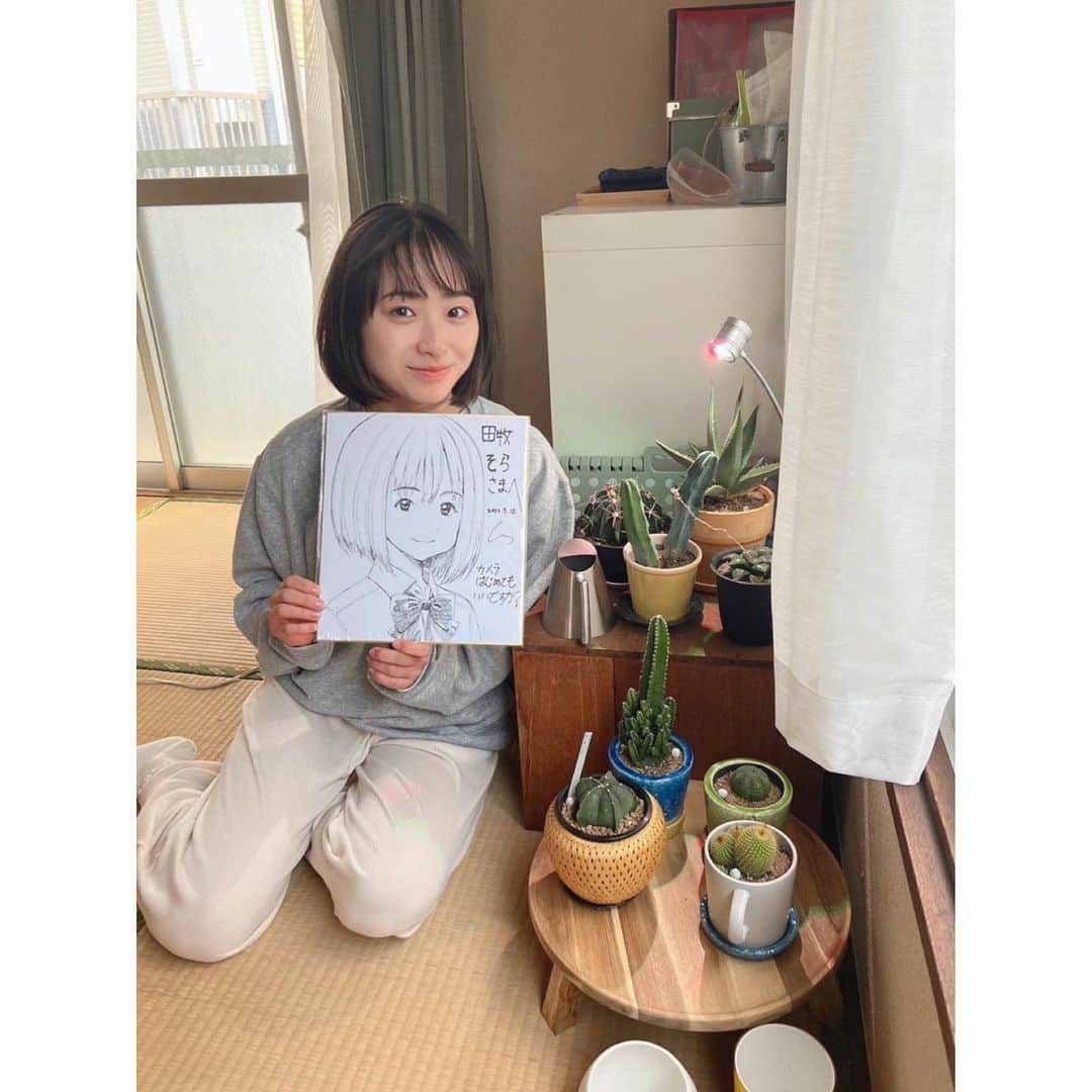 田牧そらのインスタグラム：「📷  『カメラ、はじめてもいいですか？』  今夜第11話が放送されます！ ミトはついに、お母さんと対面します。 過去と向き合おうとするミトにとってとても大事な回です。  ぜひご覧ください。  👆🏻写真は、原作者のしろさんにいただいた似顔絵プレゼントと。私が演じるミトを描いてくださってすごく嬉しかったです。 しろさんが撮影現場に来てくださった時は、とても緊張しました！💦  #カメはじ @bs260_camehaji  #田牧そら」