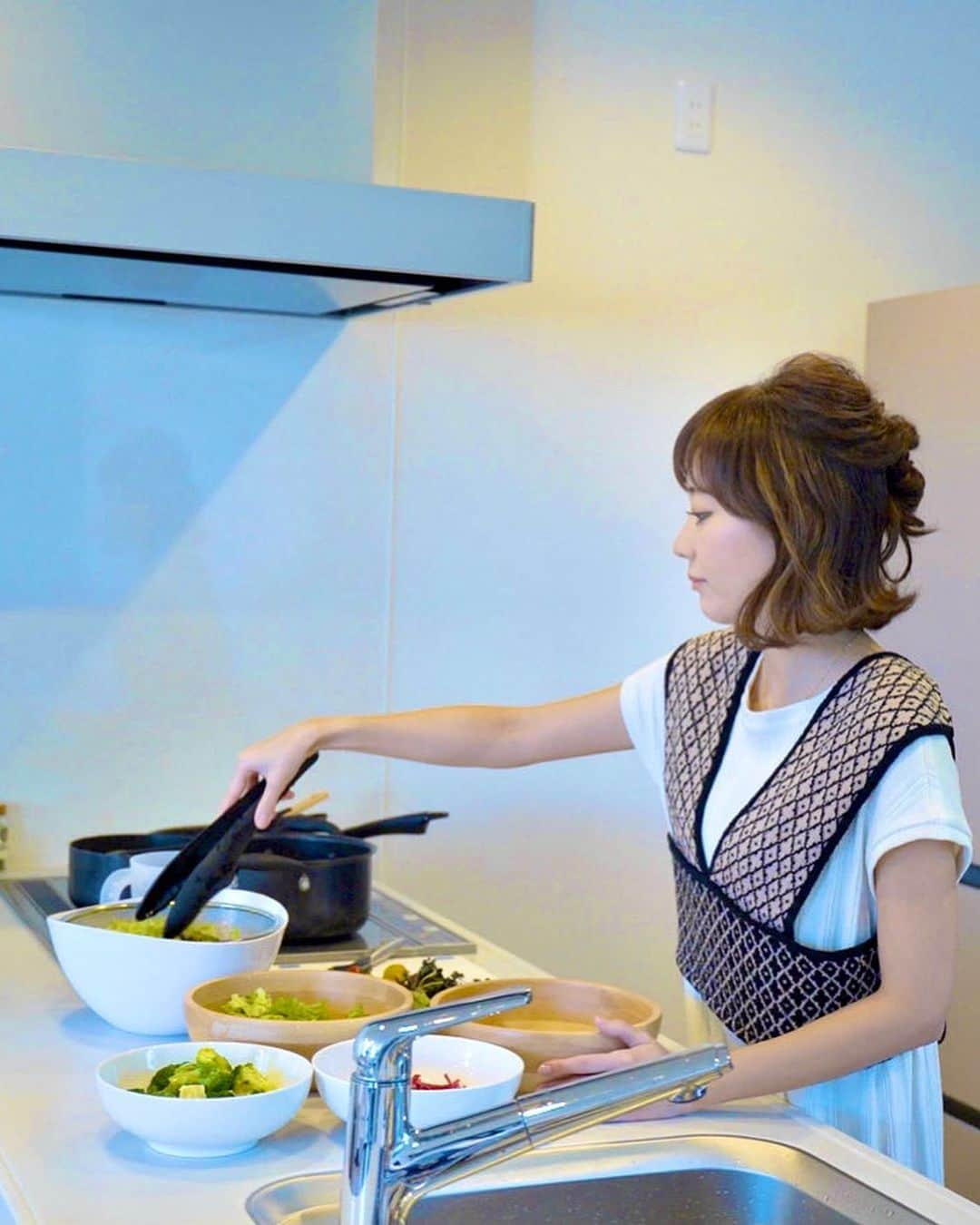 ゆなゆあさんのインスタグラム写真 - (ゆなゆあInstagram)「・ 【 Yunayua Super Food Cookingからお知らせ】  いつもYouTube 「ゆなゆあスーパーフードクッキング」を ご視聴頂いている皆様へお知らせです。  本日より、9月のYouTube更新が お休みになります事をご報告させて頂きます。  理由としましては、11月に販売がスタートする 新プロジェクトの予定が非常にタイトな為、 9月のYouTube更新は一旦お休みさせて頂きます。  又、10月からは月1〜2回更新で ゆなゆあスーパーフードクッキングを公開予定です！  丁度コロナ禍前の2020年…  編集なんぞや右も左も分からない状態の ほぼ勢いでスタートしたゆなゆあYouTube。  週一更新から始まり、多い時は週3更新していた時期も。 私の”進化”と共にコツコツと動画が溜まり、  気づけば数々のスーパーフードレシピが このYouTubeから誕生しました。  総視聴回数は356.5万回(3,565,039)と 現在まで、沢山の方々が私の動画を見てくれた。  という紛れもない事実にも感謝だなぁと。  私が今こうして色々なお仕事が出来るのも 原点はYouTubeであり、自らで我武者羅に 切り開いてきた「足跡」みたいなものだと思ってます。  毎月欠かさず約4年間更新してきたYouTubeを お休みする事はとても抵抗が有りますが、  ”作業がどうしても追いつかない”といった マイナスの現状を逆にプラスと捉え、  次のステップへの成長、そして基板作りに 充てようと思っております！  いつも応援して頂けている方々には本当に感謝です。 今後もよりパワーアップした私と  ”ゆなゆあスーパーフードクッキング”を お届けできるよう頑張りたいなと思ってます！  少し間は空きますが、引き続き ゆなゆあスーパーフードクッキングを どうぞよろしくお願い致します！  ※ 11月の新プロジェクトについては また改めてご報告させて下さい！  … #ゆなゆあスーパーフードクッキング #youtube  #ゆなゆあ楽得飯 #ゆなゆあクッキング #スーパーフード #スーパーフードレシピ #スーパーフードアドバイザー」9月11日 21時19分 - yuna_yua