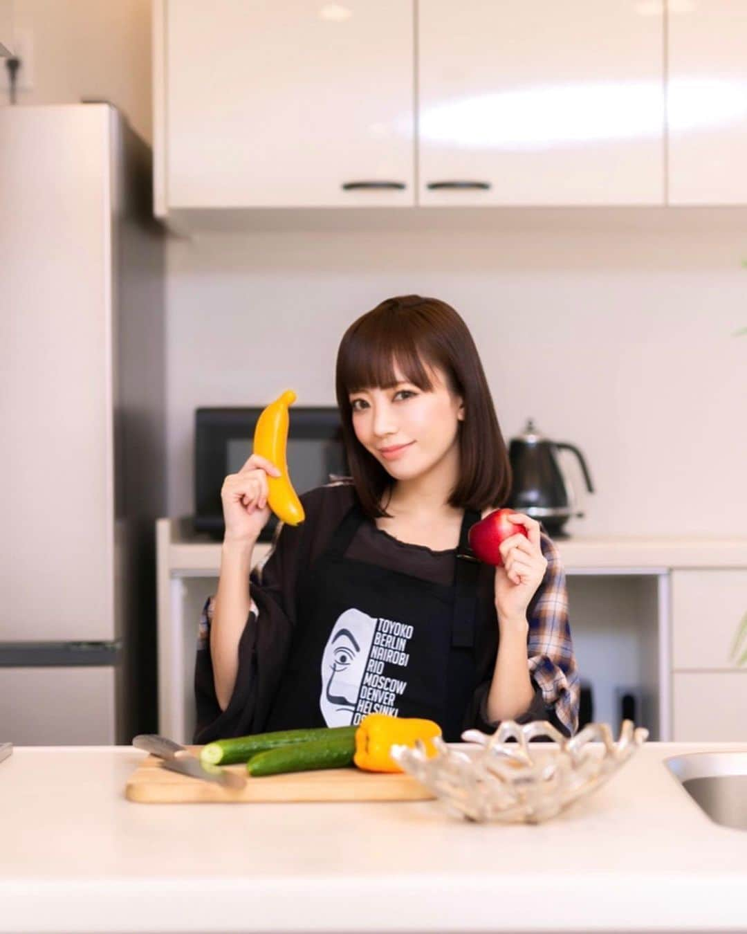 ゆなゆあさんのインスタグラム写真 - (ゆなゆあInstagram)「・ 【 Yunayua Super Food Cookingからお知らせ】  いつもYouTube 「ゆなゆあスーパーフードクッキング」を ご視聴頂いている皆様へお知らせです。  本日より、9月のYouTube更新が お休みになります事をご報告させて頂きます。  理由としましては、11月に販売がスタートする 新プロジェクトの予定が非常にタイトな為、 9月のYouTube更新は一旦お休みさせて頂きます。  又、10月からは月1〜2回更新で ゆなゆあスーパーフードクッキングを公開予定です！  丁度コロナ禍前の2020年…  編集なんぞや右も左も分からない状態の ほぼ勢いでスタートしたゆなゆあYouTube。  週一更新から始まり、多い時は週3更新していた時期も。 私の”進化”と共にコツコツと動画が溜まり、  気づけば数々のスーパーフードレシピが このYouTubeから誕生しました。  総視聴回数は356.5万回(3,565,039)と 現在まで、沢山の方々が私の動画を見てくれた。  という紛れもない事実にも感謝だなぁと。  私が今こうして色々なお仕事が出来るのも 原点はYouTubeであり、自らで我武者羅に 切り開いてきた「足跡」みたいなものだと思ってます。  毎月欠かさず約4年間更新してきたYouTubeを お休みする事はとても抵抗が有りますが、  ”作業がどうしても追いつかない”といった マイナスの現状を逆にプラスと捉え、  次のステップへの成長、そして基板作りに 充てようと思っております！  いつも応援して頂けている方々には本当に感謝です。 今後もよりパワーアップした私と  ”ゆなゆあスーパーフードクッキング”を お届けできるよう頑張りたいなと思ってます！  少し間は空きますが、引き続き ゆなゆあスーパーフードクッキングを どうぞよろしくお願い致します！  ※ 11月の新プロジェクトについては また改めてご報告させて下さい！  … #ゆなゆあスーパーフードクッキング #youtube  #ゆなゆあ楽得飯 #ゆなゆあクッキング #スーパーフード #スーパーフードレシピ #スーパーフードアドバイザー」9月11日 21時19分 - yuna_yua