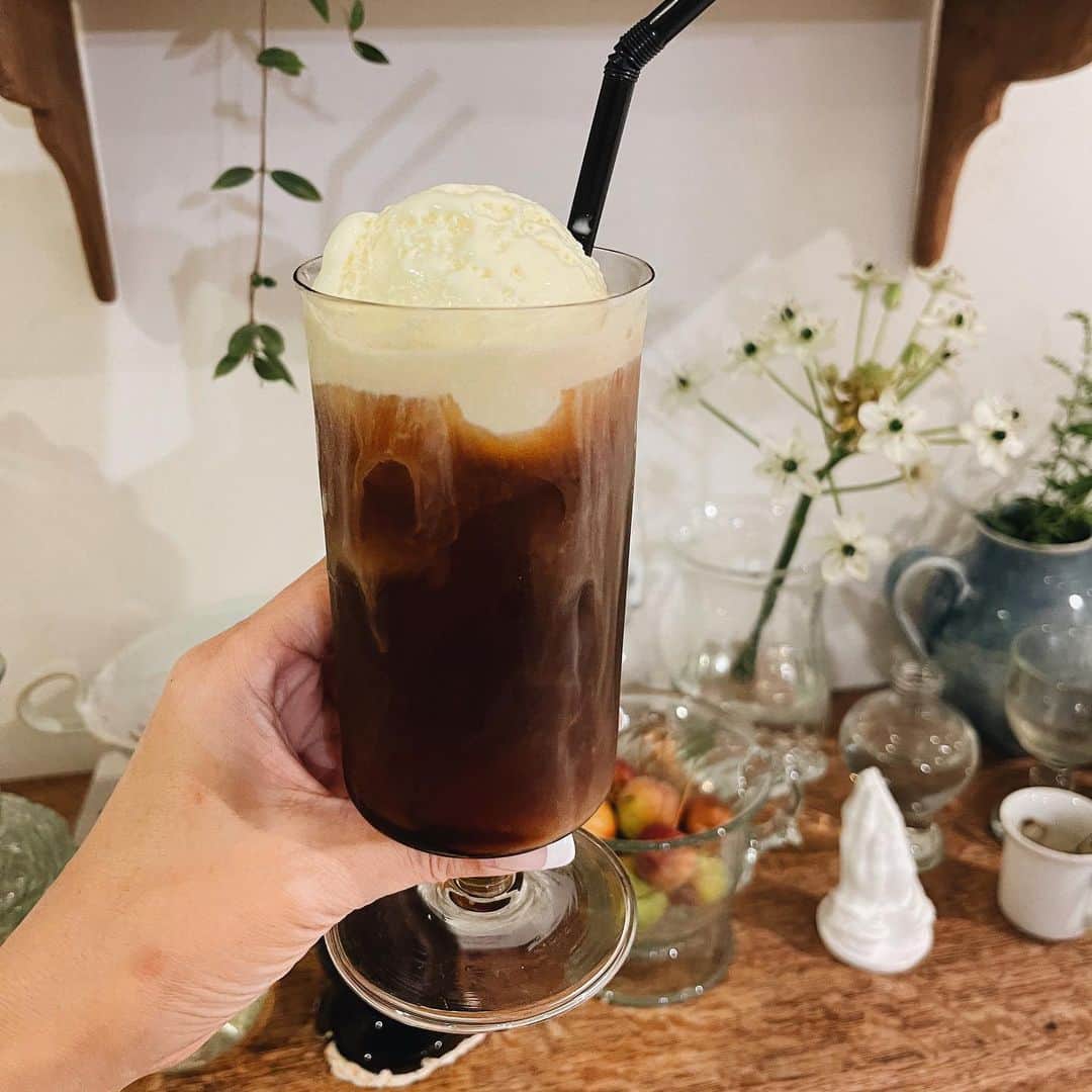 Love_Lifeのインスタグラム：「コーヒーにバニラアイスを添えて、、 大好きなコーヒーフロートを☕️ 母がよくパフェとか作ってくれてたから久々に私も作りたくなりました😋」