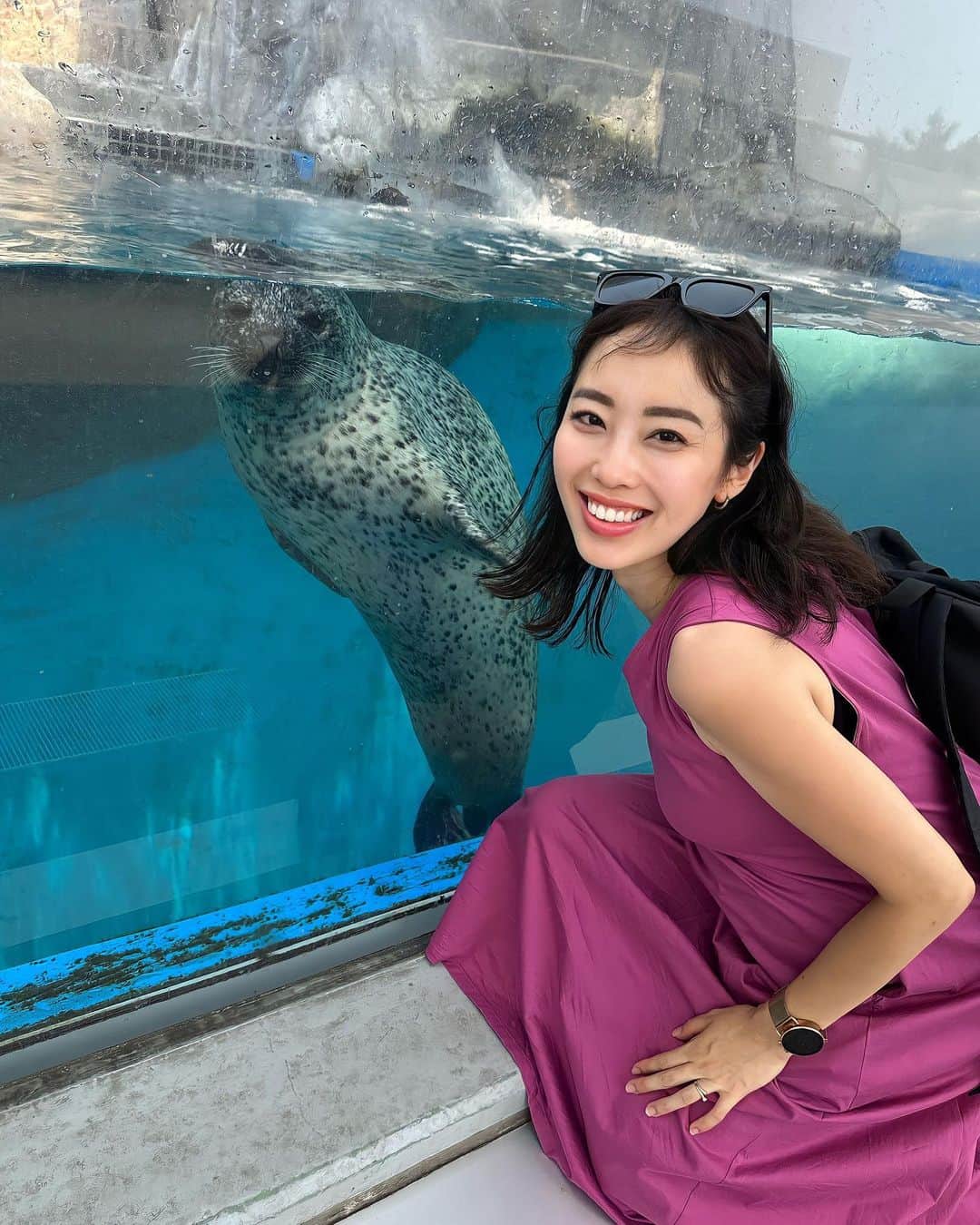 吉井絵梨子のインスタグラム：「ごまちゃん🦭と完璧な記念写真！  と思ったのに、  前髪ざんねん🤦🏼‍♀️笑  #水族館 #夏の思い出 #仙台 #仙台うみの杜水族館  #ゴマアザラシ #aquarium  #familytrip」