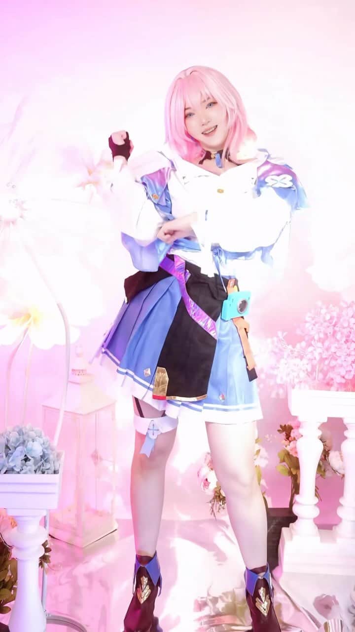 YingTzeのインスタグラム：「My dentist say that my braces will complete in 6 more months 🥶   Means my teeth will have freedom before my birthday 🎂   📸 @prestonles.ig  Studio @peoplegraphy   #honkaistarrail  #honkaistarrailcosplay #march7th」