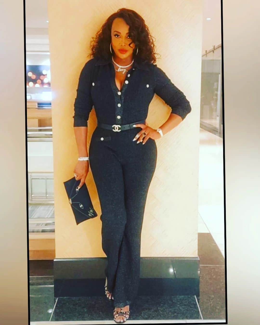 のインスタグラム：「GM Dawlings! Day #3 in da NYC for FashionWeek! FUNTIMES at beautiful & talented @rosariodawson AMAZING fashion show! A PLEASURE meeting designers @bruceglen @Jeromelamar & @maxwellosbome Viv's Rocking @chanelofficial jumpsuit & belt Thankx @rules2bfollowed @Gucci shoes "Fox" purse & @candyicejewelry Makeup @laniecekingmua Hair/Pix @_esbi3 #LifeIsGood #GodIsGood #Blessed #Respect #GurlPower #VivicaFoxHair #TeamVivica #TeamFox #MyGrindDontStop #LegitimateCareers #BossMoves #LoveWins #FashionWeek #ClassicBadChicks 🔥🖤💙💖👸🏽🤑🥂🔥」