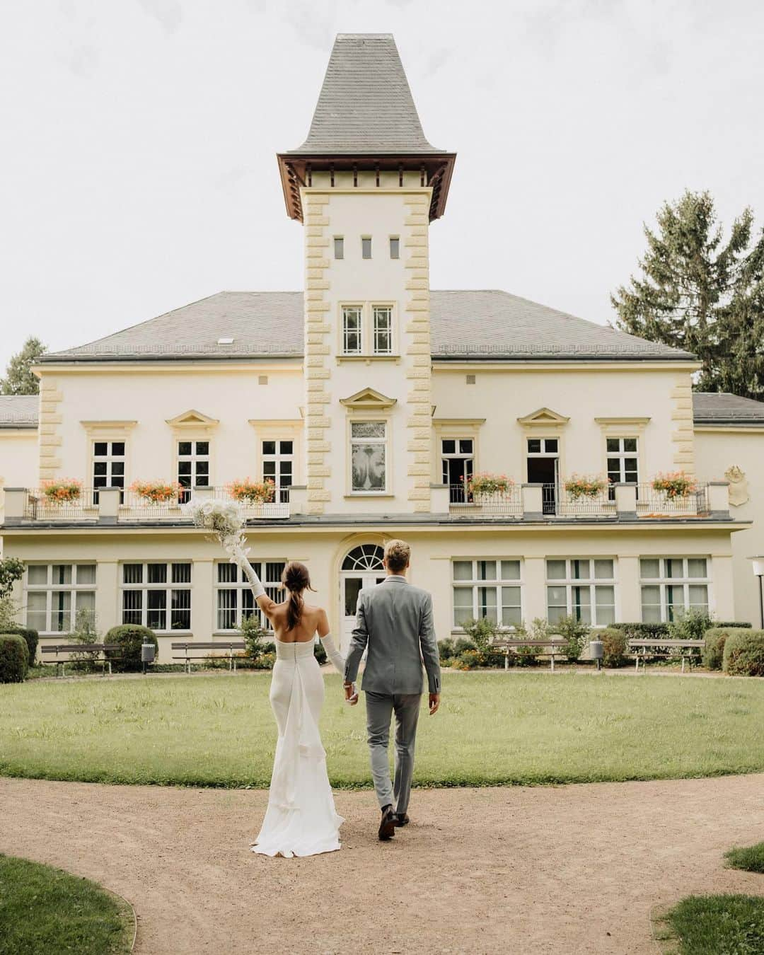 バーボラ・コディトヴァのインスタグラム：「Some photos from our civil wedding 🥹🤍💍 What’s a more perfect to seal our love than with @bisaku rings? 👰🏻‍♀️」