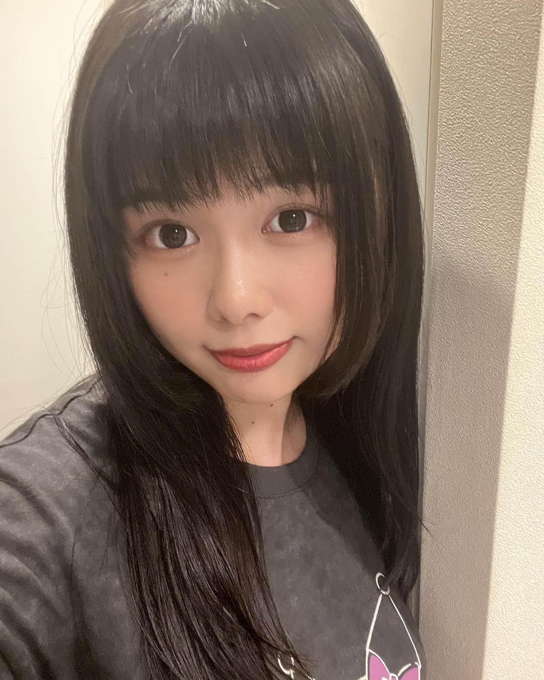 蒼山みことのインスタグラム：「念願の姫カットにした👸  今回は試しに顎下の長さにしたけど、今度はもうちょっと短くしてみようかな？？？🤭  ♡  ♡  ♡  #newpost  #Japanese #japanesegirl  #グラビアアイドル  #グラドル #グラドル自撮り部  #イメチェン  #美容室  #姫カット  #いいね #instaphoto #instagood #follow #followme」