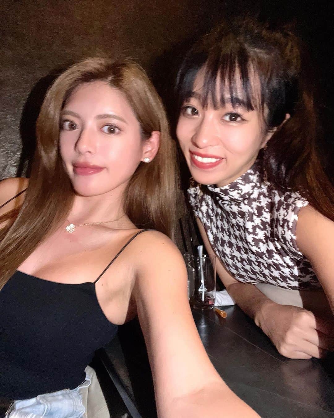 絹野志朋のインスタグラム：「. @373.mii とcatch up🥰🩷  お互い大阪にいること少ないから🤣← 久しぶりに会うと 弾丸で話しまくりで時間が一瞬🥺🩷  周りの友達がよく行ってる @shisha_bar_hakuen 行ってみたけど お店の雰囲気もシーシャも最高☺️✌️  シーシャ好きな人、 オススメなので是非行ってみてね😚  私も心斎橋いる時の 隠れ家にしよーっと🤭💞(隠せてない) .」