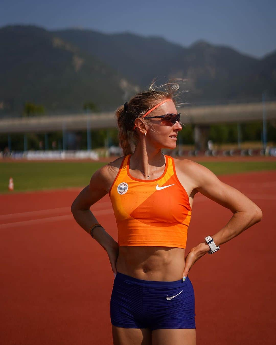 アンナ・リシコヴァのインスタグラム：「I’m ready for my last race of the season 2023! Tomorrow going to Diamond League final @preclassic  It was hard for me to get to the final this year, and I definitely couldn’t do it without my @rosassociati team! They did and doing everything possible and impossible for their athletes to be the best 💙🧡 And Happy Birthday @federosa69 wishing you all the best! I’m so appreciate to be in your team and wear your colors 🙏  #team #teamrosa #orange #brescia #italy #nike #final #season2023 #diamondleague #agent #happybirthday」