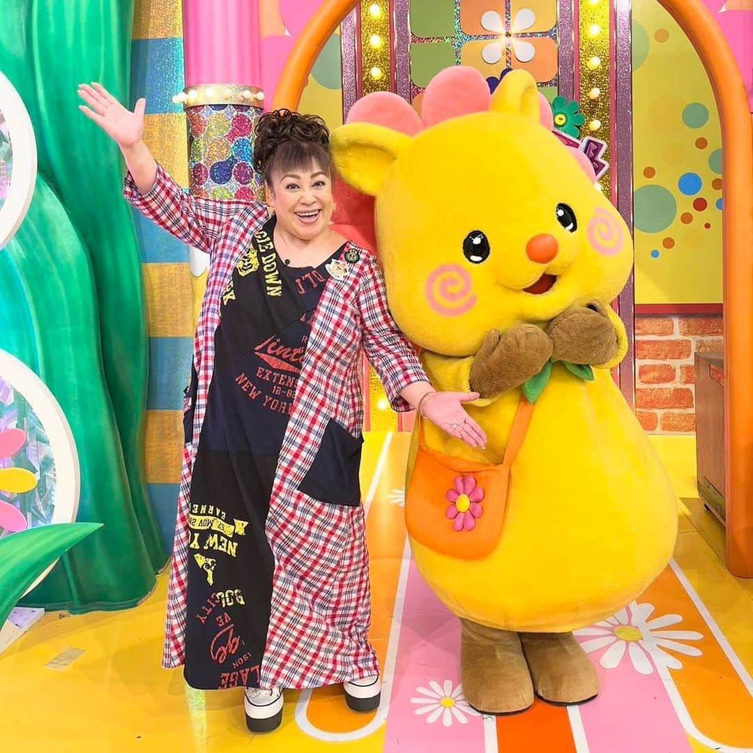 日本テレビ「ヒルナンデス！」のインスタグラム：「. 今日のゲストは#森公美子 さんでした✨  業務スーパーでの出口調査、今回も色々な使い道があって楽しかったです！シニアの皆さんのサロンもまた見ることができて嬉しかったです🥳千葉さんファミリーもキャンプ飯のレベルを超えていて品数がすごかったです！  そして料理のコツテストはしょうが焼き！今日のスタジオはチーム戦になり、結果は100対90とかなり白熱した戦いでした🔥みなさんもぜひお試しください！  🌼明日のヒルナンデスは〜？🌼  ①急成長中のスーパートライアルに密着 梅澤廉アナウンサーが急成長中のスーパートライアルに密着！  ②料理レシピ本大賞のおすすめレシピ特集  ③リフォームの達人 築４８年のマンションを家事がラクになる家にリフォームしたお宅に潜入  #ヒルナンデス #優木まおみ #安田美沙子 #小峠英二 #浦野モモ (C)日本テレビ」