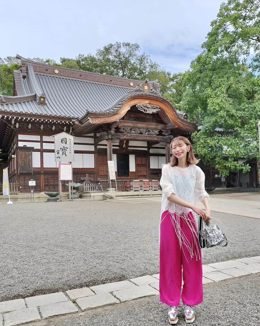 彦坂まなみのインスタグラム：「暖簾ブラウス🪽🪽 じゃらじゃら かわe❥❥ 月曜日の今日は調布の深大寺へ。 お蕎麦食べて、お参りして、焼物体験して 最終的にコメダでシロノワール🍦でした。 コメダは名古屋の誇り❁❁❁  #深大寺」