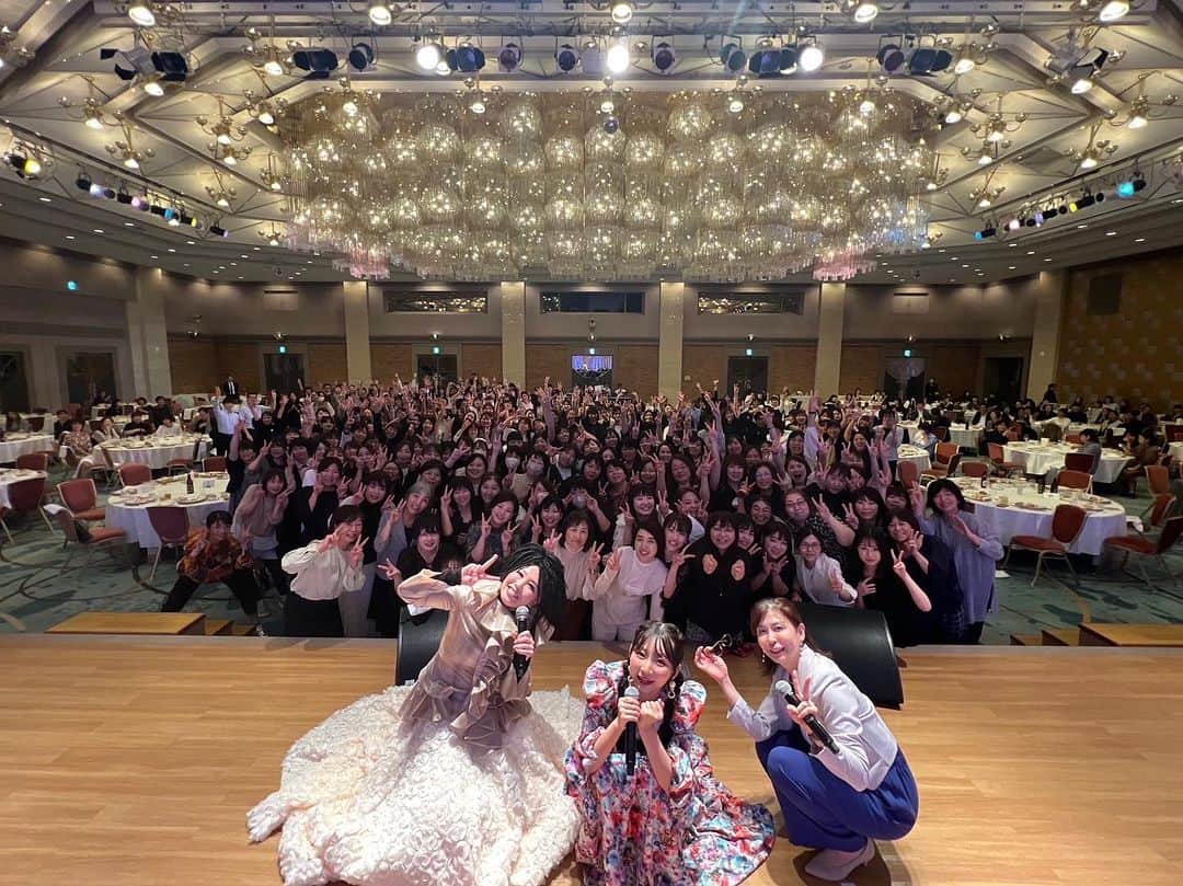 SHINOBUのインスタグラム：「よよちと〜 企業様のおバーティー 最高すぎました👑 ほぼ女子🧚‍♀️ 女子パワー凄い✨ もりもりもりもりもりもりもりもり盛り上がってくださって、 たーくさんの拍手、笑い声 笑顔 ハイタッチ カツラ転がり事件 みんなで歌って 涙が何度もでそうになった〜 パワーを 頂きました🫶 みんな〜本当に本当に ありがとう🥰ございました*･゜ また会えますように🙏🙏🙏🙏   #よよよちゃん   #SHINOBU  #モノマネLIVE  #宮崎  #熊本  #鹿児島」