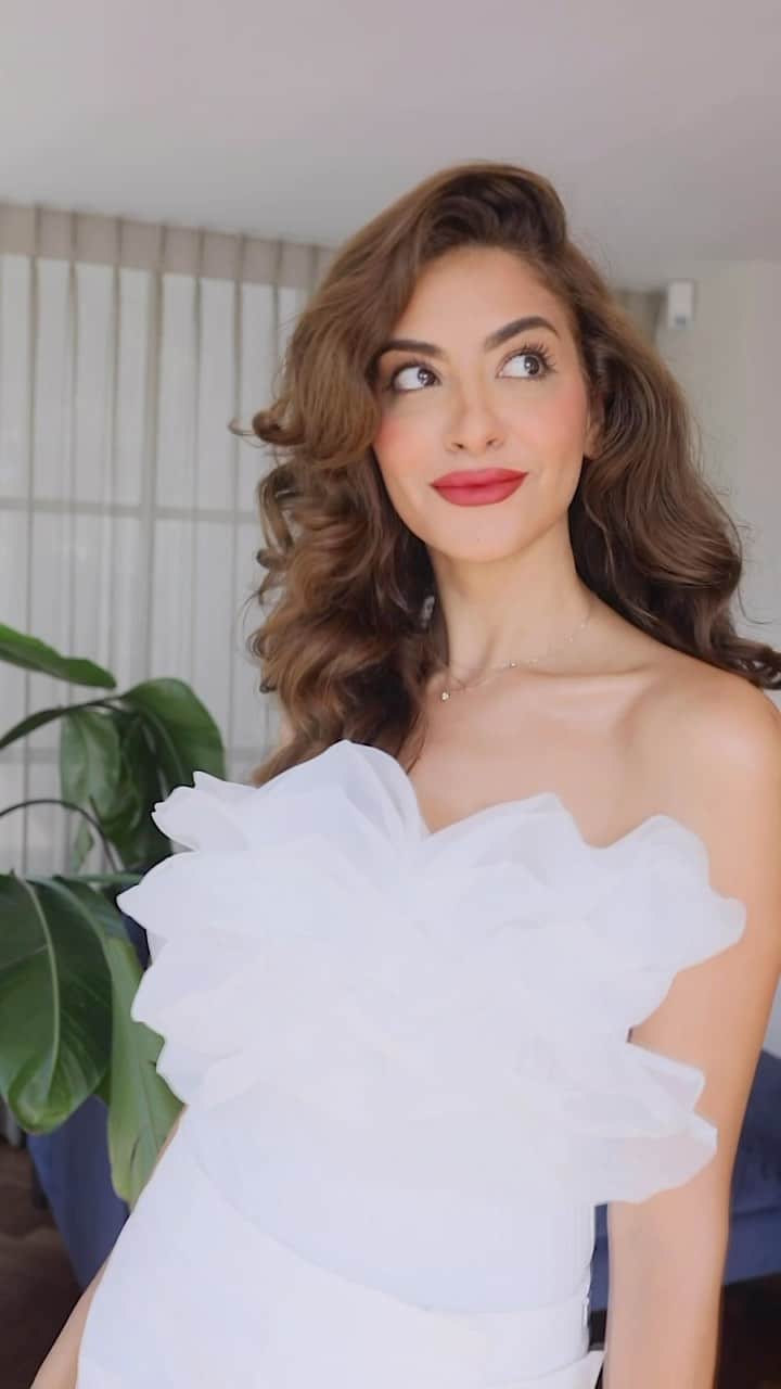 Sarah Angiusのインスタグラム：「Who’s getting married soon?👰🏻‍♀️ Here is a very simple and romantic hairstyle if you want to wear your hair down on your big day🥂」