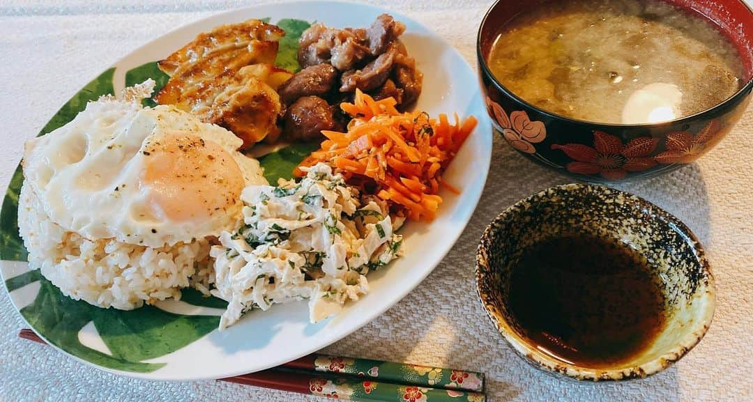 はなざわあさこさんのインスタグラム写真 - (はなざわあさこInstagram)「本日のパワーバランス系 おうち dinner plate👩🏻‍🍳🥓  •人参とツナのナムル🥕 •蒸し鶏と大葉のサラダ （シークァーサーカレーマヨドレッシング🥗） •豚ハラミの特製味噌漬け🐖🔥🫘 •餃子🥟🥟 •ガーリックライス with egg 🍳🧄 •わかめと小松菜と白ネギのお味噌汁  美味しい＝Happyだね❤️❤️❤️  #バランスの良い食事 #バランスご飯 #お家ごはん #家庭料理 #自炊女子 #栄養バランス #タンパク質中心 #手作りごはん #幸せ味 #無添加 #無科学調味料 #手作り餃子」9月11日 21時29分 - asakohanazawa