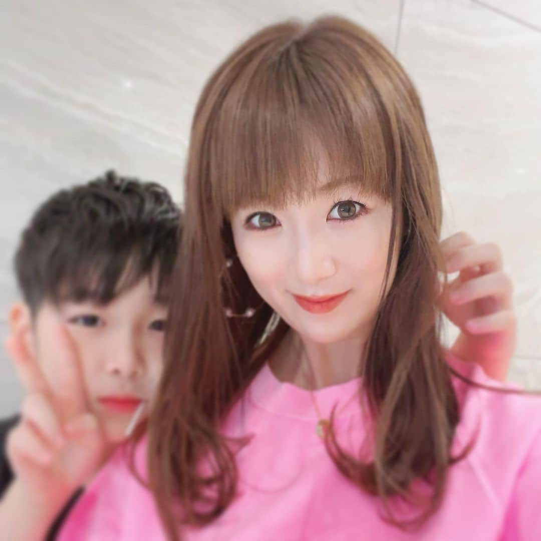 中島彩さんのインスタグラム写真 - (中島彩Instagram)「次男と美容院day♡ 息子はさっぱり短髪✨私はカラー少し落ち着かせました✨  主人にパー子みたいやなと言われたコーデ🤣🩷  #美容院帰り  #美容院行ってきた  #ママコーデ #スエットコーデ」9月11日 21時29分 - aya.n.aya