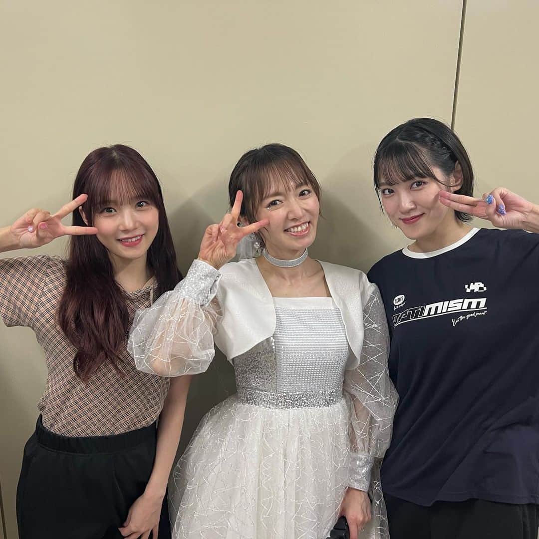 のインスタグラム：「. ACT Ⅰでは紺野あさ美さんと 浮気なハニーパイを歌わせて頂きました！  みんなでお揃いのリボンをつけました🫶🏻  本当に貴重な経験をありがとうございます😭😭  #紺野あさ美 さん #カントリー娘。 #浮気なハニーパイ」