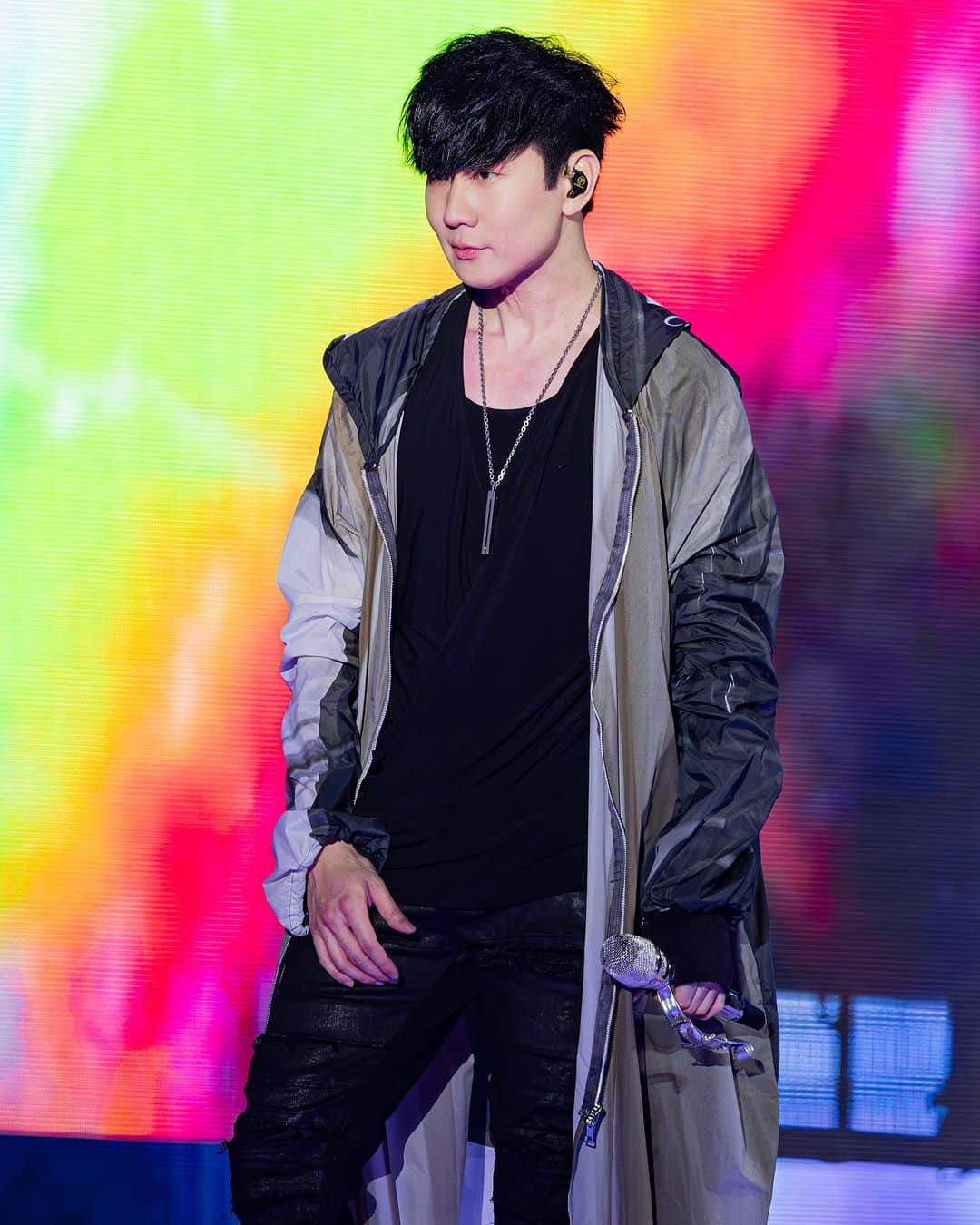 林俊傑のインスタグラム：「JJ20廣州第二晚圓滿  下一站， 北京鳥巢見！  Guangzhou lit up for JJ20 Day 2 last night!  Next to take off: Beijing Bird’s Nest!!  #roadtoJJ20 #JJ20WorldTour」
