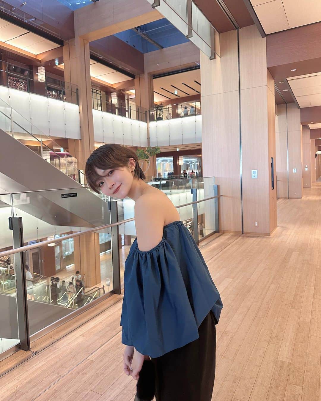 荒谷柚風のインスタグラム：「焼肉食べて六本木ふらふら💫 . . 濃いめのブルー珍しいかも」