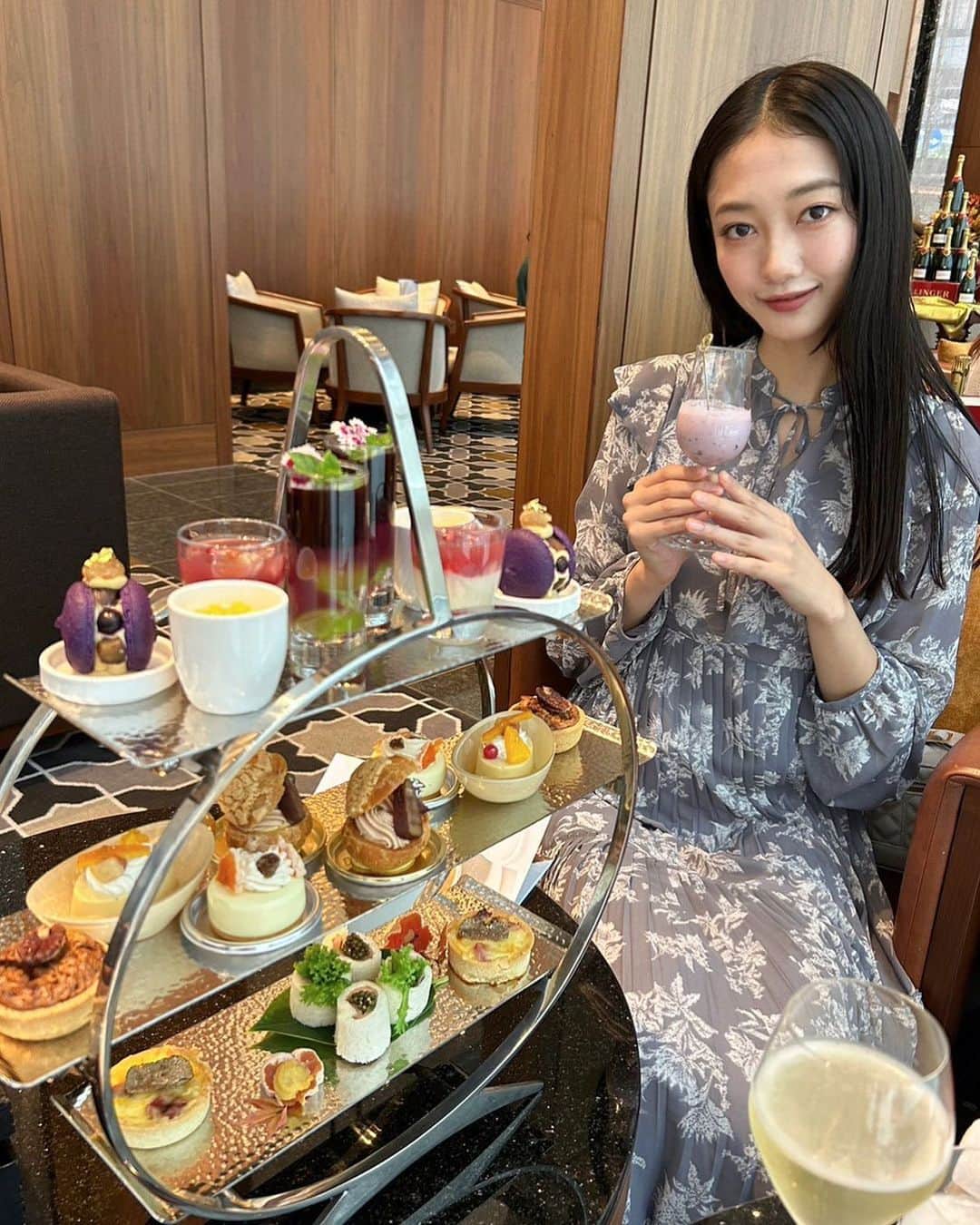 ぽぎのインスタグラム：「・念願のアフタヌーンティーに…素敵な時間でした🥹  今日のために購入した @mercuryduo_com のワンピース可愛すぎてずっとルンルンしてた👗  #アフタヌーンティー  #afternoontea  #theunionbarandlounge #mercuryduo」