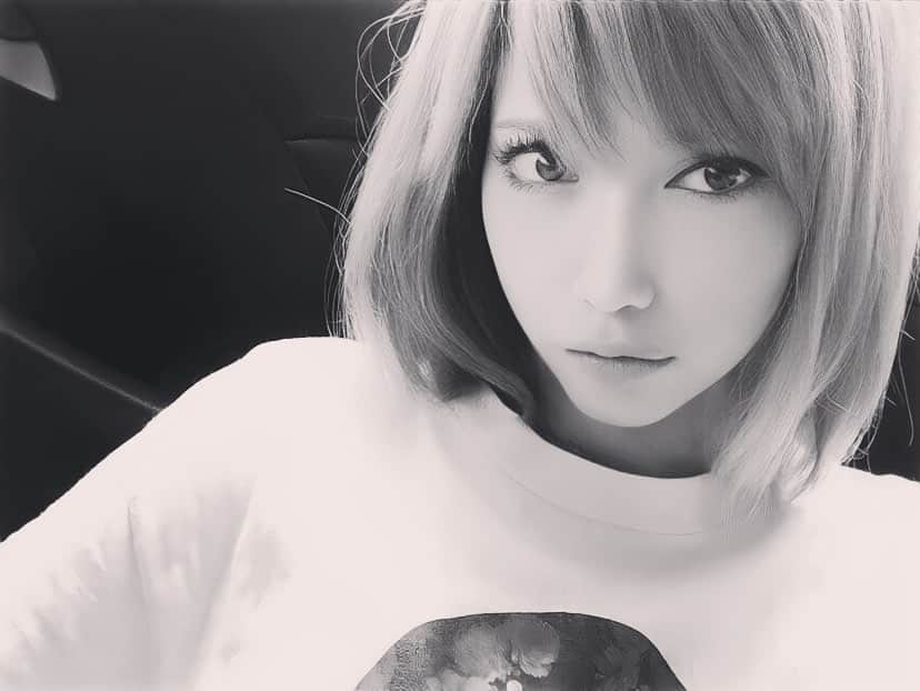 加賀美早紀のインスタグラム：「I can't cut it because of work, but I want to have a bob hair again;)  #bobhair #bobhaircut #hair #hairstyle」