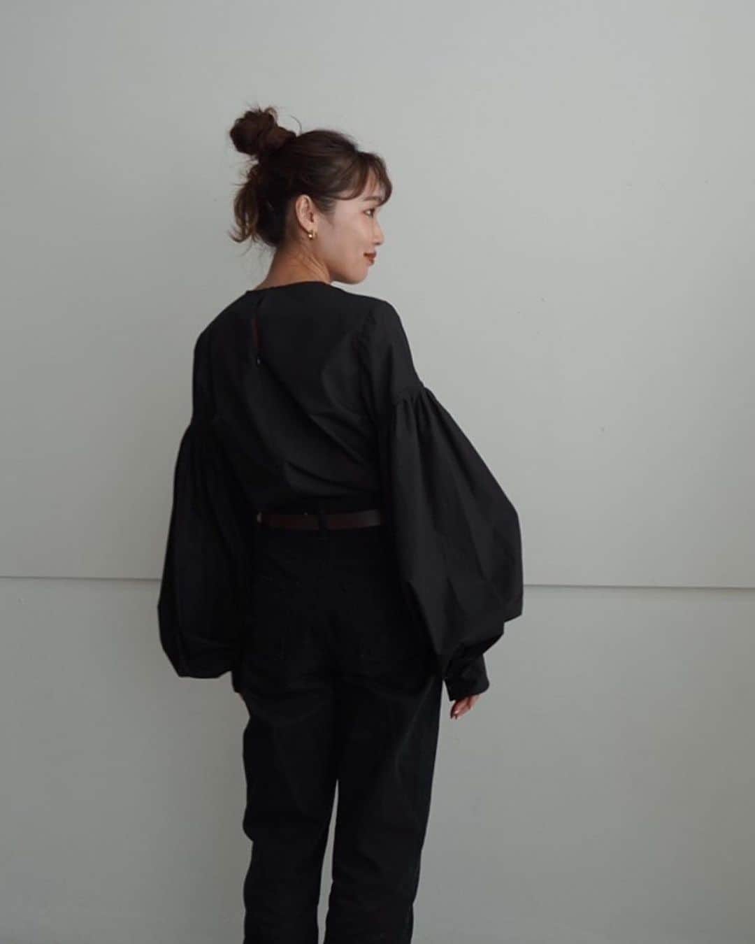 ETRÉ TOKYO ストアのインスタグラム：「@etretokyo  【9/14 New Arrival】 ㅤㅤㅤ ㅤㅤ #ETREバルーンスリーブクルーネックトップス WHITE / BLACK F size ¥25,300(tax in)  ㅤㅤㅤ  新宿スタッフ @etretokyo_nami 167cm @etretokyo_yumi 150cm  ㅤㅤㅤ本社スタッフ @sakiko_113 154cm  ㅤㅤㅤ 着用カラー：BLACK ㅤㅤㅤ ㅤㅤㅤ  - - - - - - - - - - - - - - - - - - - - - - - - - - - -  商品詳細はTOPページURLよりチェック🔍 ›› @etretokyo_store  ㅤㅤㅤ スタッフコーディネートも毎日更新中【 #etretokyo_staff_ootd 】をフォロー🐿️  TOPページの"フォロー中"から 気になるスタッフのアカウントをフォロー🤝  ㅤㅤㅤ ㅤㅤ  - - - - - - - - - - - - - - - - - - - - - - - - - - - - ⁡  【INFORMATION】 ⁡ㅤㅤㅤ ⁡ ※ 9/14(木)発売のアイテムは 9/15(金)12:00よりお在庫のある場合、ルミネカード会員様限定で店舗通販のご利用が可能です。  ⁡ ※お電話がつながりにくい可能性がございます。 ⁡ ※また混雑時には入場制限及び 試着点数の制限を設けさせて頂きます。 予めご了承ください。 ⁡ ⁡ ご理解、ご協力を賜りますよう 心よりお願い申し上げます。   ㅤㅤㅤ 【LUMINE SHINJUKU STORE】 ETRÉ TOKYO ルミネ新宿2店 TEL：03-5989-0979  ー営業時間ー (平日、土日祝)11:00-21:00 ⁡ #etretokyo#etre#fashion#etretokyoshinjuku #etre#2023etre#etretokyo_staff_ootd#2023aw #ルミネ新宿2 #新作紹介 #秋ファッション #秋スタイル #スタッフスナップ #シンプルコーディネート #シンプルファッション #モノトーンコーディネート #大人ブラウス」