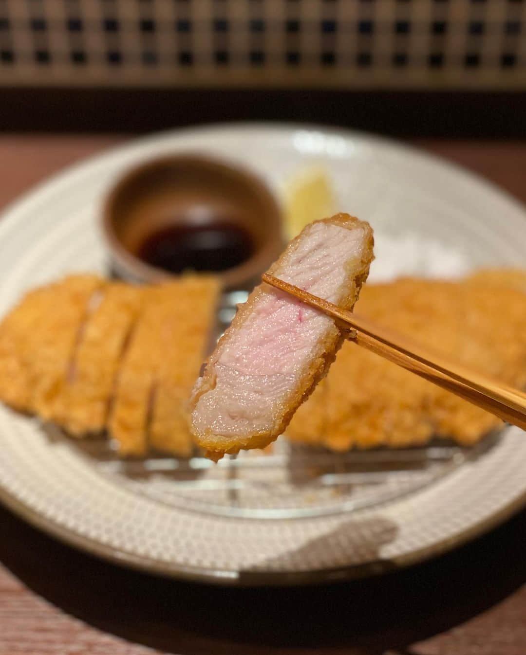 前川由希子さんのインスタグラム写真 - (前川由希子Instagram)「・ 土曜日限定✨まぐろ中落ち🍣  自分でねぎ取る【まぐろのあて巻】が 美味しくて楽しくて、癖になります。  予想以上に大きいし、可食部が多いので、 人数多くても大丈夫！ はまぐりの貝殻でねぎ取りつつ、 酢飯や好みの具と一緒に手巻きにしてパクリ😍 美味しくないわけない！ これで1,800円だからすごい🫢  土曜日限定なので、ぜひ狙ってほしい🎯  @hoteiya.reisen  #ほてい屋  #ほてい屋冷泉町店  #まぐろ #マグロ #鮪  #中落ち  #中落ちマグロ  #まぐろの中落ち  #まぐろのあて巻　 #あて巻き #あて巻  #ネギトロ #ねぎとろ  #くじらの葱しゃぶ がオススメ #博多居酒屋  #福岡居酒屋  #博多海鮮  #福岡海鮮」9月11日 21時36分 - maekawa.yukiko