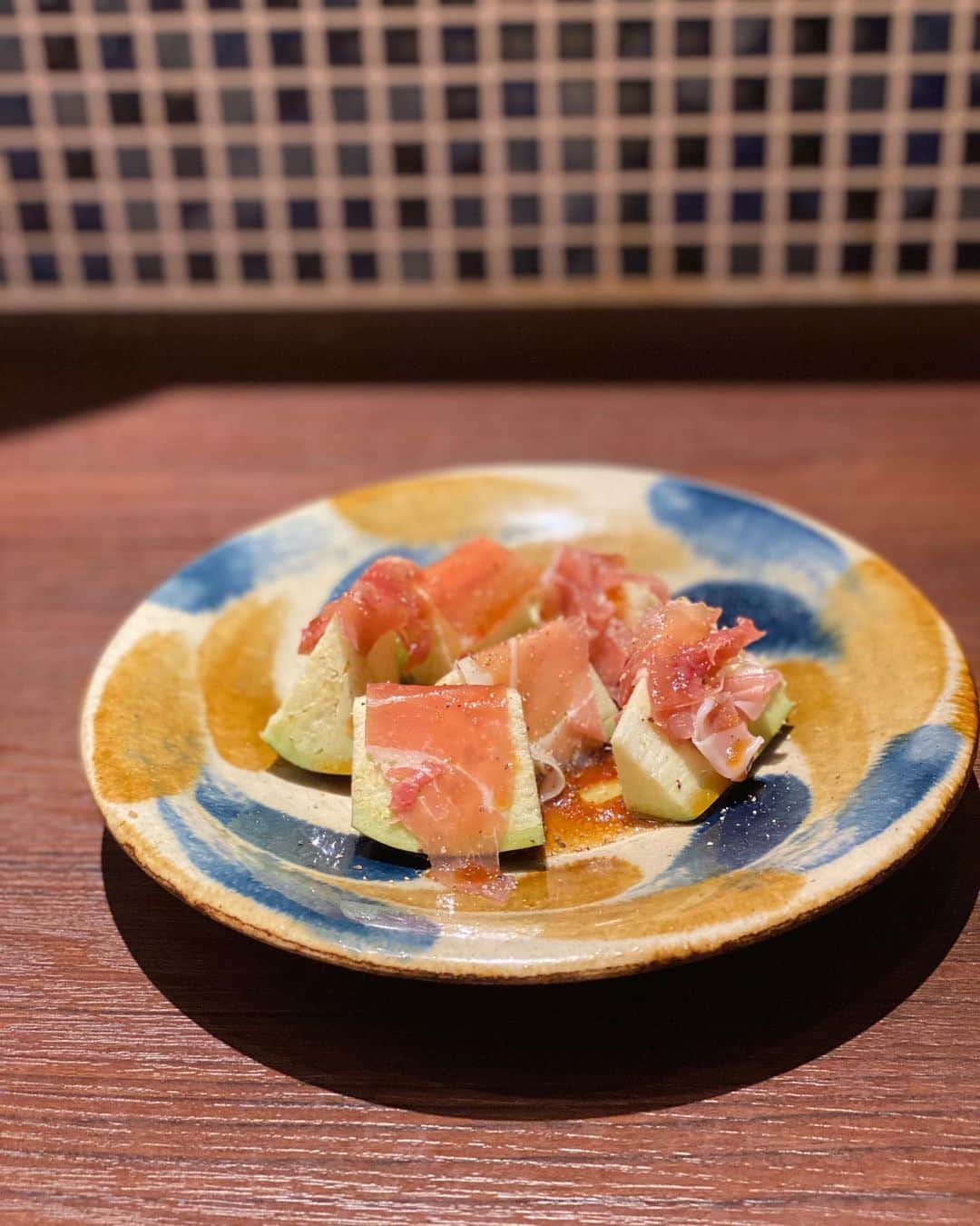 前川由希子さんのインスタグラム写真 - (前川由希子Instagram)「・ 土曜日限定✨まぐろ中落ち🍣  自分でねぎ取る【まぐろのあて巻】が 美味しくて楽しくて、癖になります。  予想以上に大きいし、可食部が多いので、 人数多くても大丈夫！ はまぐりの貝殻でねぎ取りつつ、 酢飯や好みの具と一緒に手巻きにしてパクリ😍 美味しくないわけない！ これで1,800円だからすごい🫢  土曜日限定なので、ぜひ狙ってほしい🎯  @hoteiya.reisen  #ほてい屋  #ほてい屋冷泉町店  #まぐろ #マグロ #鮪  #中落ち  #中落ちマグロ  #まぐろの中落ち  #まぐろのあて巻　 #あて巻き #あて巻  #ネギトロ #ねぎとろ  #くじらの葱しゃぶ がオススメ #博多居酒屋  #福岡居酒屋  #博多海鮮  #福岡海鮮」9月11日 21時36分 - maekawa.yukiko