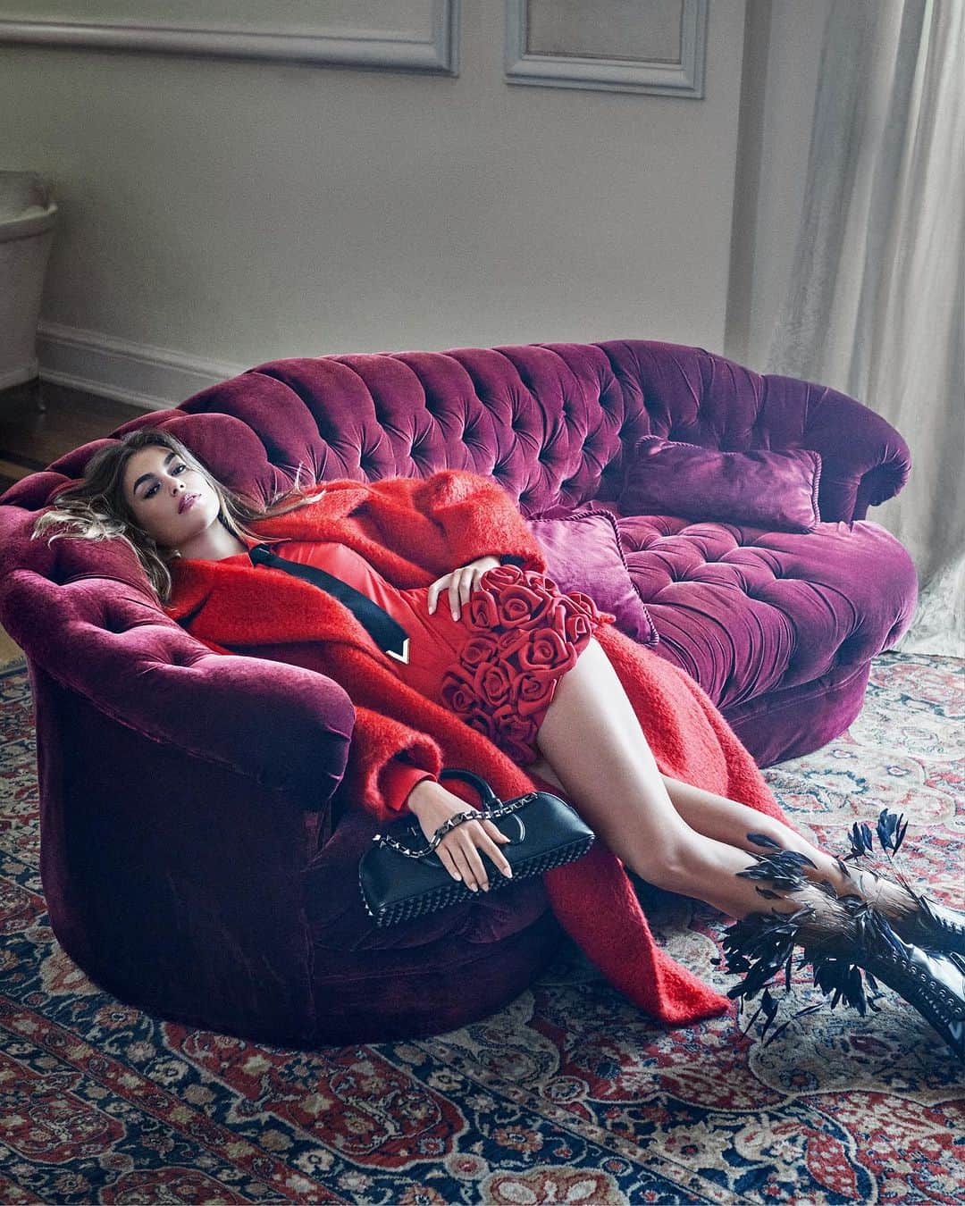 カイア・ジョーダン・ガーバーのインスタグラム：「new valentino 💌 by @stevenmeiselofficial styled by #joemckenna. thank you incredible @pppiccioli and the whole @maisonvalentino team #valentinoblacktie #valentinogaravani #rockstud」