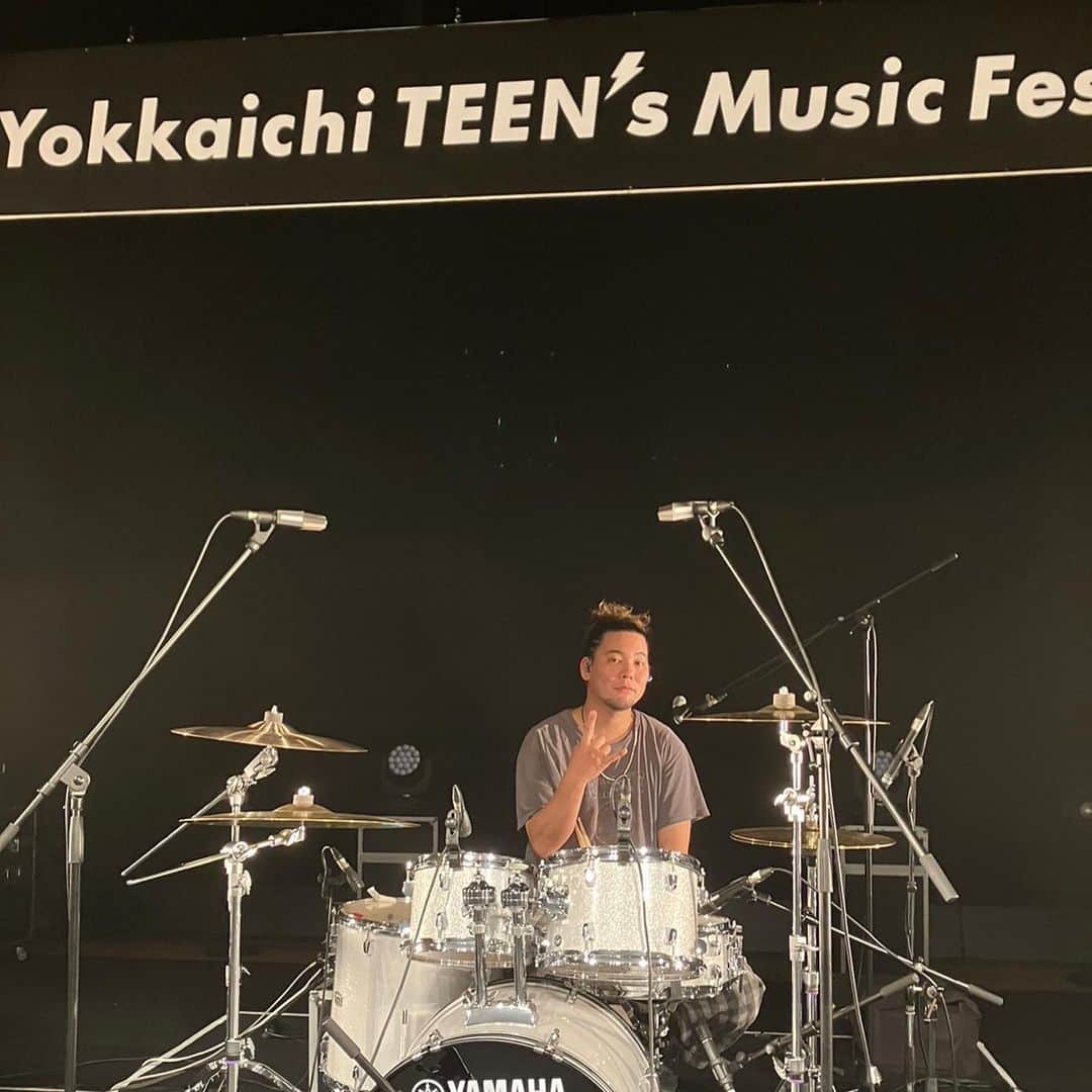 ウルトラ寿司ふぁいやーさんのインスタグラム写真 - (ウルトラ寿司ふぁいやーInstagram)「こんにちはまじくんです。  Yokkaichi Teen's Music Fes 2023のゲストにお呼びいただきありがとうございました！  若い子たちのこの日に対する想いやバンドや音楽への向かい方がとても純粋で胸打たれました。 おれも高校生に戻ってバンドやりたい、、、  もし機会があればまた絶対出たいイベントでした！ありがとうございました！！  🍣────────────────┐ “誰がいつ見ても楽C”ライブをお届け！ 7人組 エンタメバンド #ウル寿司 曲もライブもやっぱり楽C🎉🎧 → @ultra_sushistagram  └────────────────🔥  #ウルトラ寿司ふぁいやー #ウル寿司 #ultrasushifire #ドンキホーテ #ドレコード #三重県 #三重県グルメ #四日市 #四日市ライブ #teensmusicfestival #ゲスト出演」9月11日 21時37分 - ultra_sushistagram