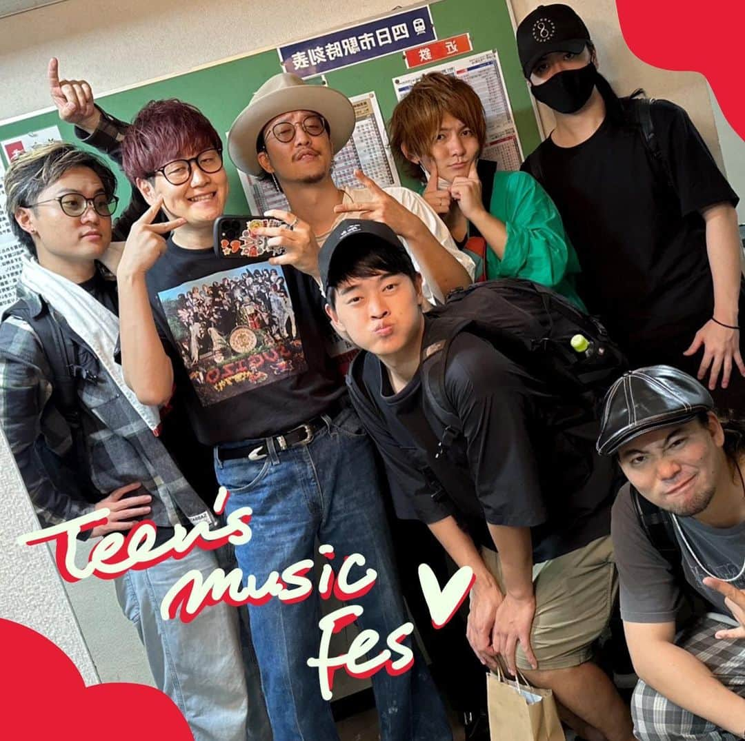 ウルトラ寿司ふぁいやーのインスタグラム：「こんにちはまじくんです。  Yokkaichi Teen's Music Fes 2023のゲストにお呼びいただきありがとうございました！  若い子たちのこの日に対する想いやバンドや音楽への向かい方がとても純粋で胸打たれました。 おれも高校生に戻ってバンドやりたい、、、  もし機会があればまた絶対出たいイベントでした！ありがとうございました！！  🍣────────────────┐ “誰がいつ見ても楽C”ライブをお届け！ 7人組 エンタメバンド #ウル寿司 曲もライブもやっぱり楽C🎉🎧 → @ultra_sushistagram  └────────────────🔥  #ウルトラ寿司ふぁいやー #ウル寿司 #ultrasushifire #ドンキホーテ #ドレコード #三重県 #三重県グルメ #四日市 #四日市ライブ #teensmusicfestival #ゲスト出演」