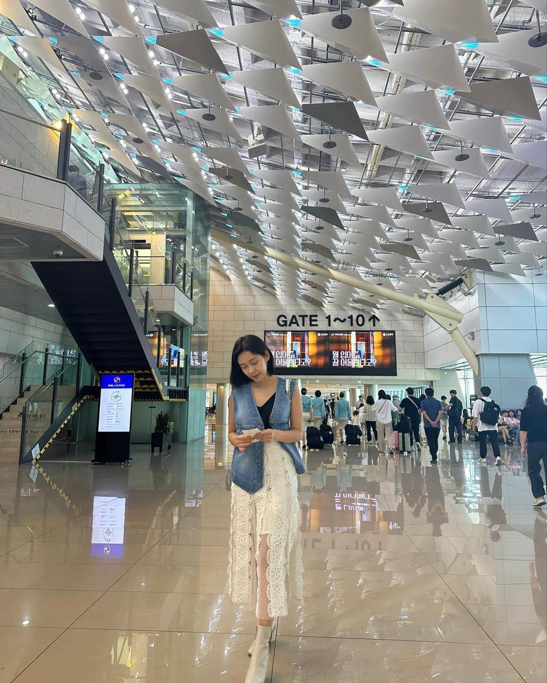 パク・タミのインスタグラム：「- 입출국 루틴 출국 할 때는 제법 멀쩡한 모습으로 출발하는데, 입국 할 때는 늘 난민포스라는 것. 그래서 입국할 때 사진은 한장도 없다는 것 ㅎ  코로나와 스테로이드 이후 몸에 이상 반응이 생겨 절식을 해야하는 상황인데.. 숙성도는 못참겠었고..」