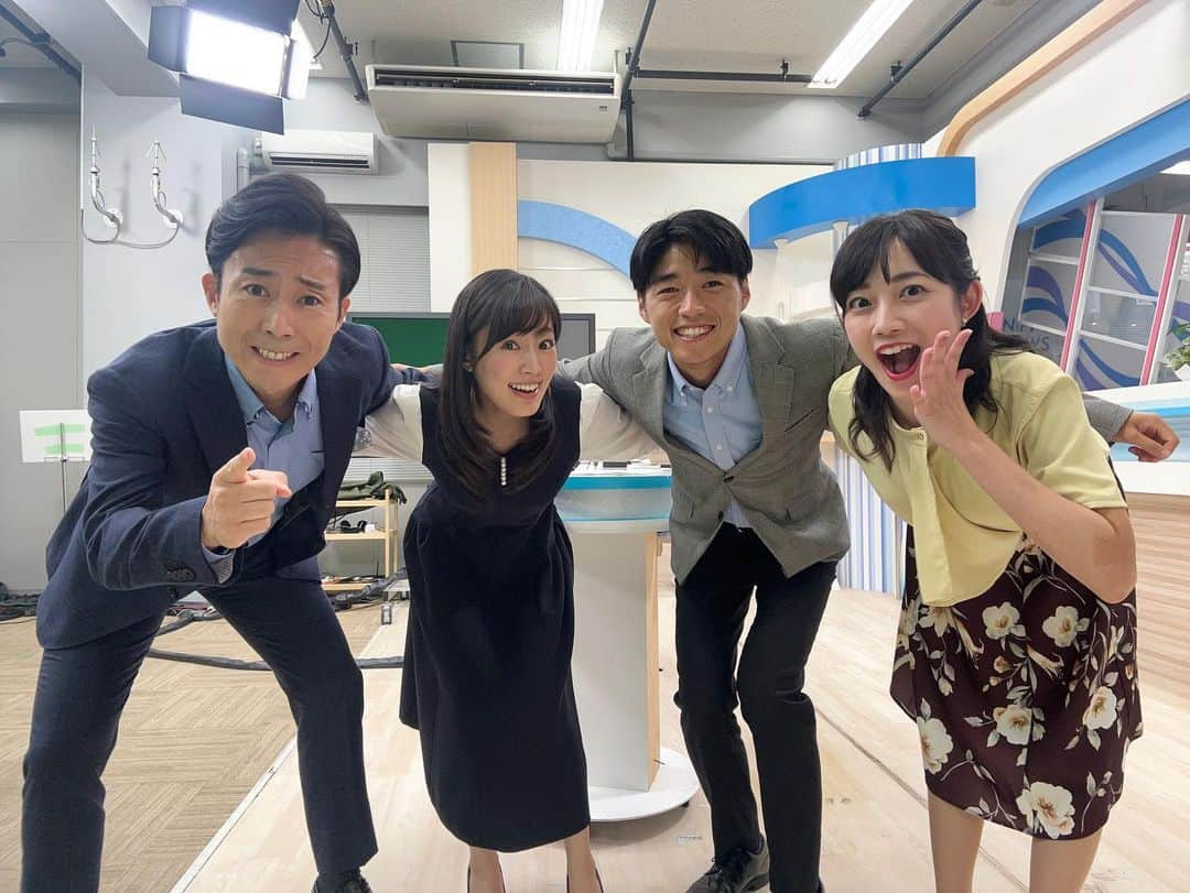 松本亜美さんのインスタグラム写真 - (松本亜美Instagram)「今日も新潟一番をご覧いただきありがとうございました😊 3部ニュース終わりのオフショットはこのメンバーで📸 斎藤さんは夏休み中🌻 ということで内田キャスター、大谷キャスターと、スポーツ担当の佐藤アナとの4ショット！ ラグビーワールドカップが開幕し、日本が白星スタートをした喜びを表しました🏉  1枚目は全員がぎこちなく、手を広げただけになった写真😂 2枚目以降はちゃんとスクラムを組めました✨ 青春！！という感じの写真になりました😂  #teny #テレビ新潟  #夕方ワイド新潟一番  #ニュース #天気予報  #放送後のオフショット  #スクラム #組んでみた #ぎこちない #青春感  #アナウンサー #キャスター  #内田拓志キャスター  #大谷萌恵キャスター  #佐藤剣慎アナウンサー  #松本亜美」9月11日 21時39分 - ami_matsumoto_teny