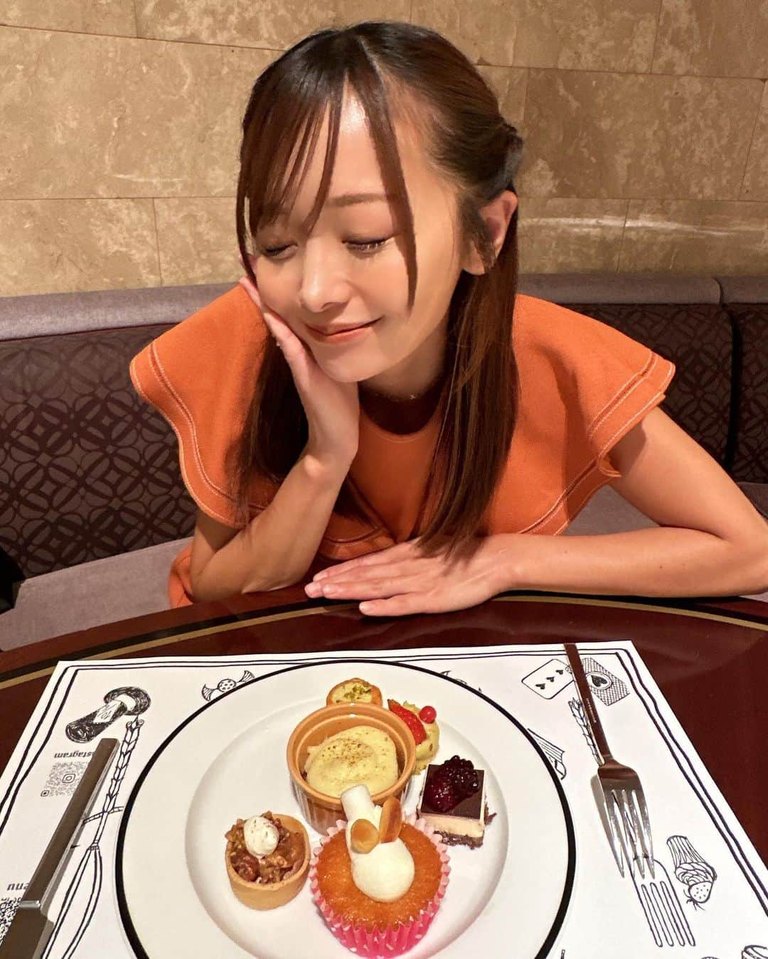 ななまるさんのインスタグラム写真 - (ななまるInstagram)「🐰🂱🂢🃓🃄   @hiltontokyo の秋のスイーツビュッフェ行ってきた⸜❤︎⸝‍  念願だよぉ~！！！  テーマは【絵本の国のアリス📖】 2Dの世界観が可愛すぎる💗 店内にはフォトスポットもあって映え映えだったよ🌈  スイーツのバリエーションは20種類以上あって、 マロンや洋梨、イチジクとかの秋を感じられるものも 沢山食べてきた🌰❤  沢山の人がいて、 超超超大人気なスイーツビュッフェだから 予約必須だし、甘党の諸君是非行って 幸せになってきて👼🏻💞🤍🤍🤍  【1階 マーブルラウンジ】  2023年9月5日(火) ～2023年11月16日(木) 14:30～ / 15:00～　各回2時間制  . . . #ヒルトン東京 #マーブルラウンジ  #アリス #スイーツ #スイーツビュッフェ」9月11日 21時40分 - beer___624