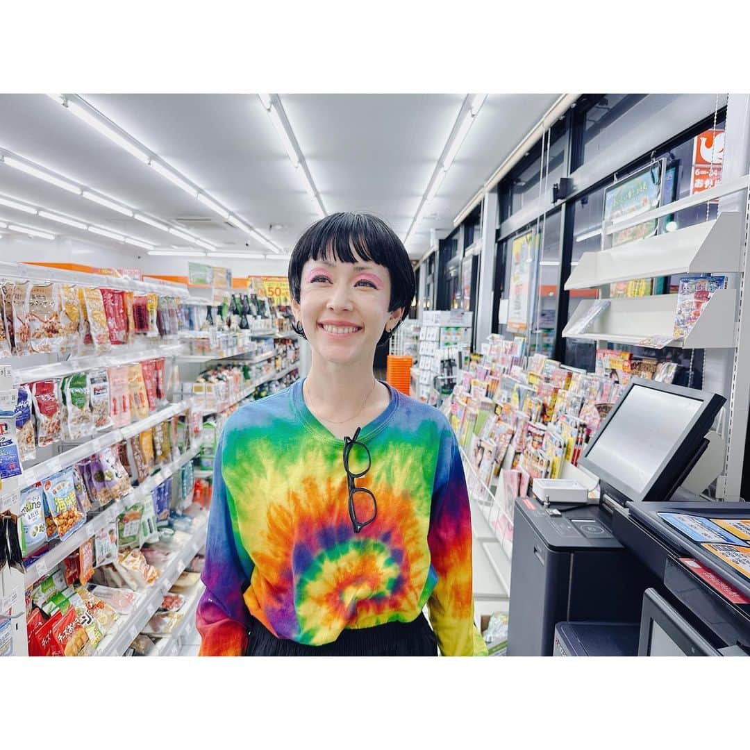 のインスタグラム：「さあ。 わたしは何を踊ってるでしょうか？ 最近たまにおどります。  手には柿の種を持っております。 #答えは  ↓  #ジャンボリミッキー」