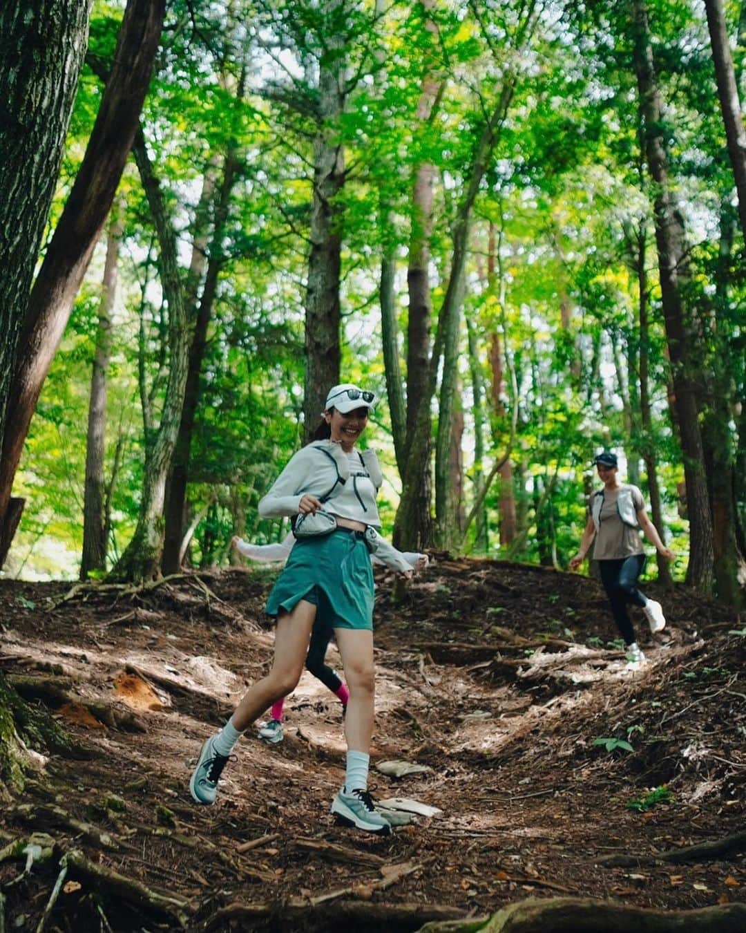 岩崎志保のインスタグラム：「1泊2日のアクティブ女子旅🌺 DAY1-前編- Trail Running🏃🏼‍♀️⛰️  やっと念願のトレラン！！！ この日のためにトレランシューズもトレランバッグも新調✨ シューズはTopo、程よい反発とグリップ力で走りやすかった！ トレランバッグはかずえさんから大切に受け継いだもの♡  トレランのレジェンド六花さん( @rickafukuda )リードのもと、GoGirlメンバーも共にみんなで樹海へ。  思っていたイメージと全く違く、景色も空気もとても綺麗！ 初めてのトレランは足元が怖くてところどころ歩きながら景色を楽しみました😌  今回も雨かも予報が嘘かのような晴天☀️ やっぱり私は山との相性ピカイチ🩵  📸 : @aratinlutherking_jr  📽️ : @michellevitamin & @nkmr_yu    2人の声可愛かったからそのまま♡  #fujigateway #underthetreeclub #amuseadventure  #trailrunning #トレイルランニング #トレラン」