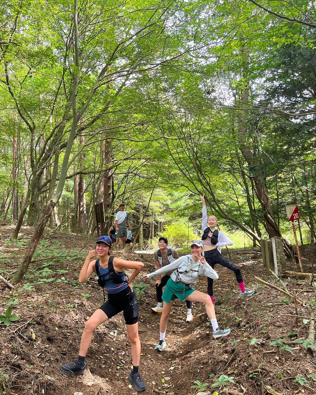 岩崎志保さんのインスタグラム写真 - (岩崎志保Instagram)「1泊2日のアクティブ女子旅🌺 DAY1-前編- Trail Running🏃🏼‍♀️⛰️  やっと念願のトレラン！！！ この日のためにトレランシューズもトレランバッグも新調✨ シューズはTopo、程よい反発とグリップ力で走りやすかった！ トレランバッグはかずえさんから大切に受け継いだもの♡  トレランのレジェンド六花さん( @rickafukuda )リードのもと、GoGirlメンバーも共にみんなで樹海へ。  思っていたイメージと全く違く、景色も空気もとても綺麗！ 初めてのトレランは足元が怖くてところどころ歩きながら景色を楽しみました😌  今回も雨かも予報が嘘かのような晴天☀️ やっぱり私は山との相性ピカイチ🩵  📸 : @aratinlutherking_jr  📽️ : @michellevitamin & @nkmr_yu    2人の声可愛かったからそのまま♡  #fujigateway #underthetreeclub #amuseadventure  #trailrunning #トレイルランニング #トレラン」9月11日 21時40分 - shihoiwazaki