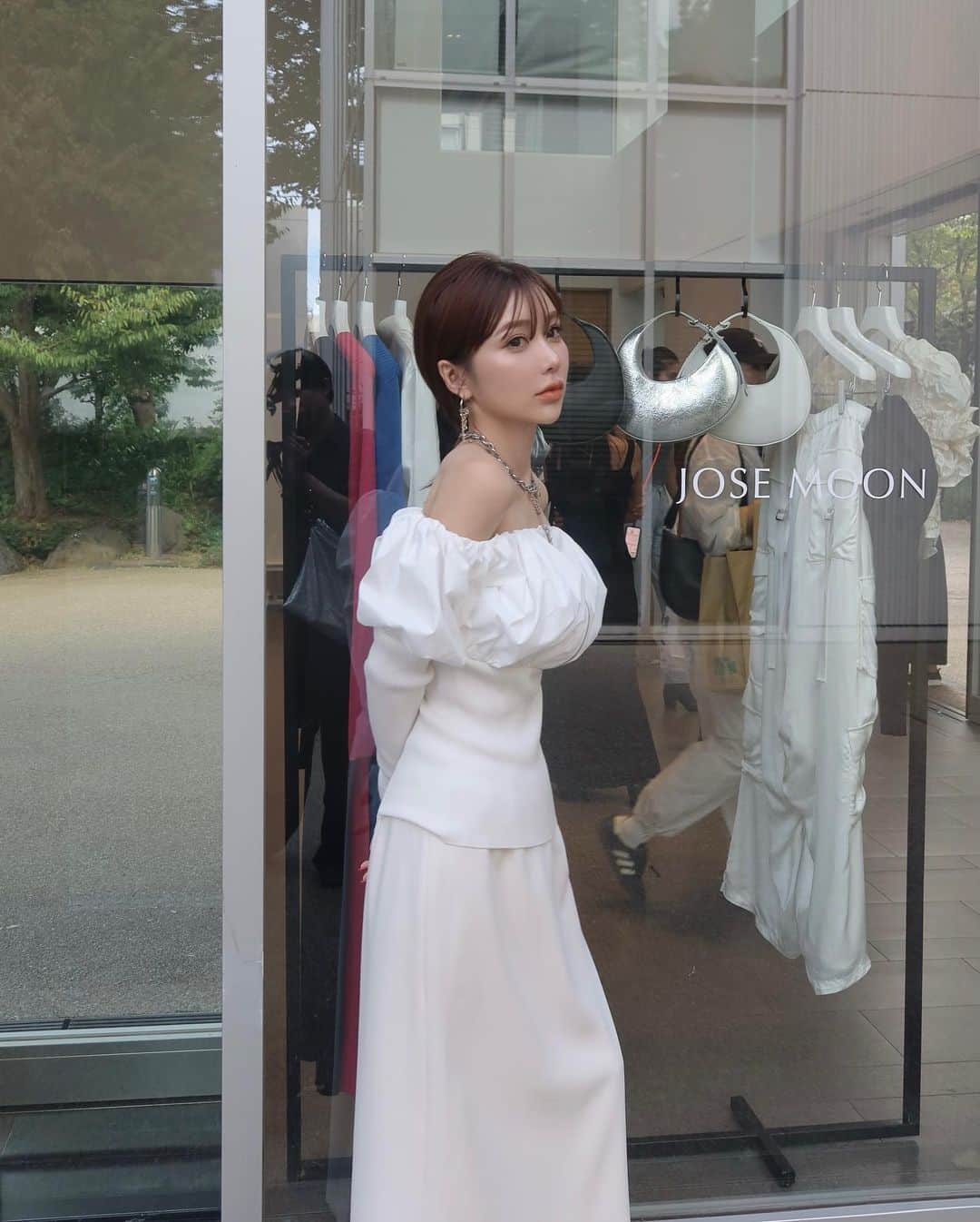 のインスタグラム：「展示会のときの♡  このオフショルも、シャツも好きだ〜☺️  あっとゆうまの展示会 本当に楽しかったなぁ、、、♡  人と人との繋がりの大切さを また改めて実感できたまさにぽかぽかした時間。  沢山のいい出会いに感謝 感謝です。  次は来年！ JOSEもeimyもまた出来るといいな🌼  #JOSEMOON」