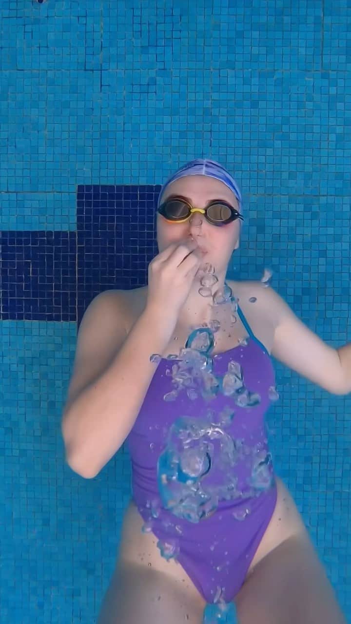 スピードのインスタグラム：「Sending love from beneath the surface 🏊🏼‍♀️😘  Video by @isabellaarandaoficial」