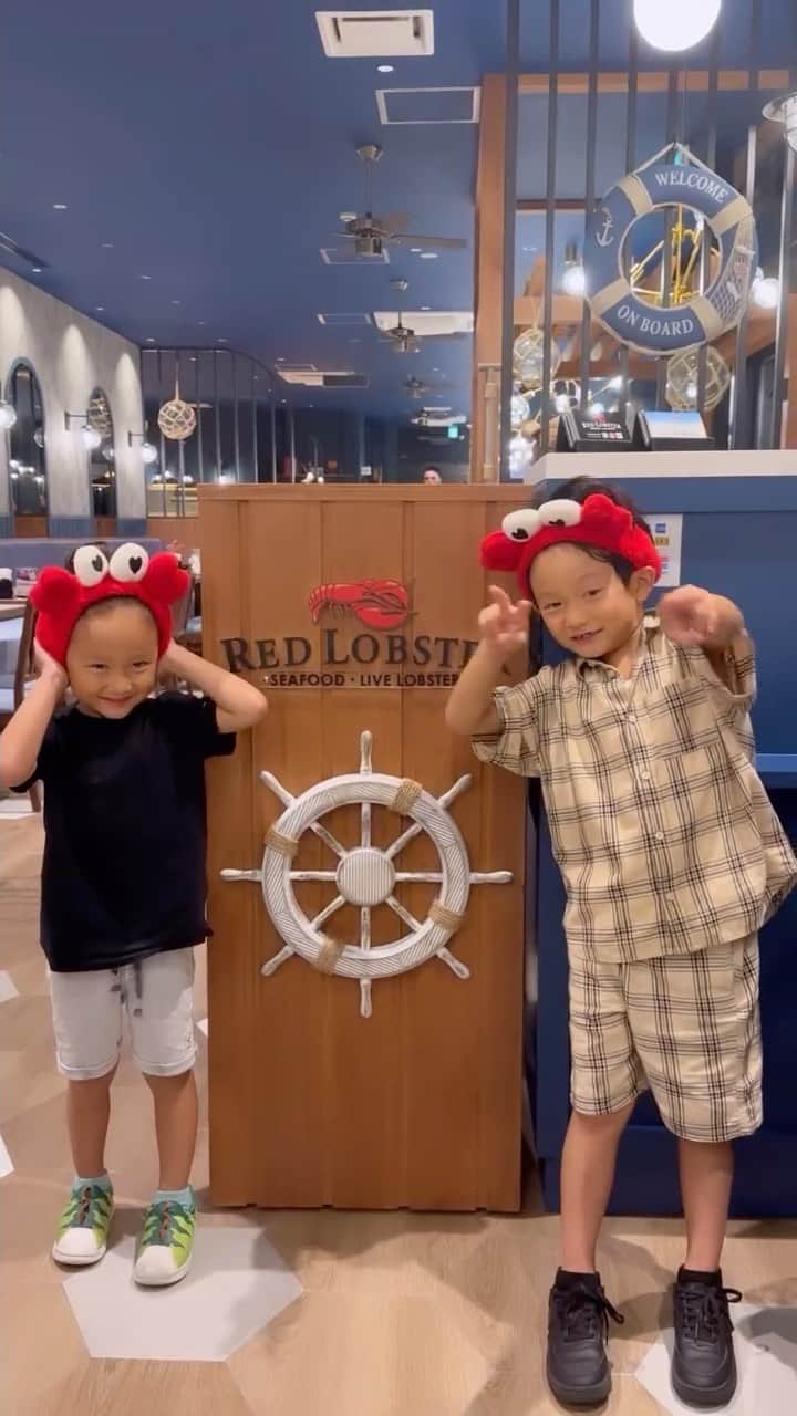平山美香のインスタグラム：「９月１日に須磨の赤塔近くに出来たニューエリアに、🦞レッドロブスター🦞がオープンしたよ @redlobsterjapan_official  海を眺めながらアメリカンシーフード🦞が色々食べれて、ちょっとテンション上がるロケーション🌴 ライブロブスターはボイルをチョイス🦞シンプルにレモンバターが美味しかったよ 須磨店限定の神戸ビーフハンバーグとテールグリルのプレートや限定スィーツがお得でした🦞 シーフード苦手でも、トマホークやポークリブもあるので、肉食な息子達も大満足🦞 又直ぐに行きたいらしい🦞💕 家族でワイワイ🦞お友達とワイワイ🦞楽しめるレストランでした なかなか予約取れないみたいだけど、落ち着いたら頃に又来ようね🦞」