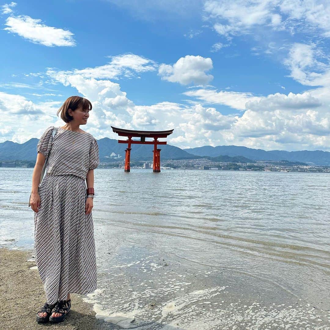黄川田としえのインスタグラム：「夏の思い出🌞 行ってみたかった宮島へ。とても感激しました。 あと、広島は安くて美味しいものだらけで胃袋がもっと欲しかった。  次は出雲大社に行きたいなと思ってます。 #宮島 #厳島神社　 #母娘　 #tottorico #tottotrip」