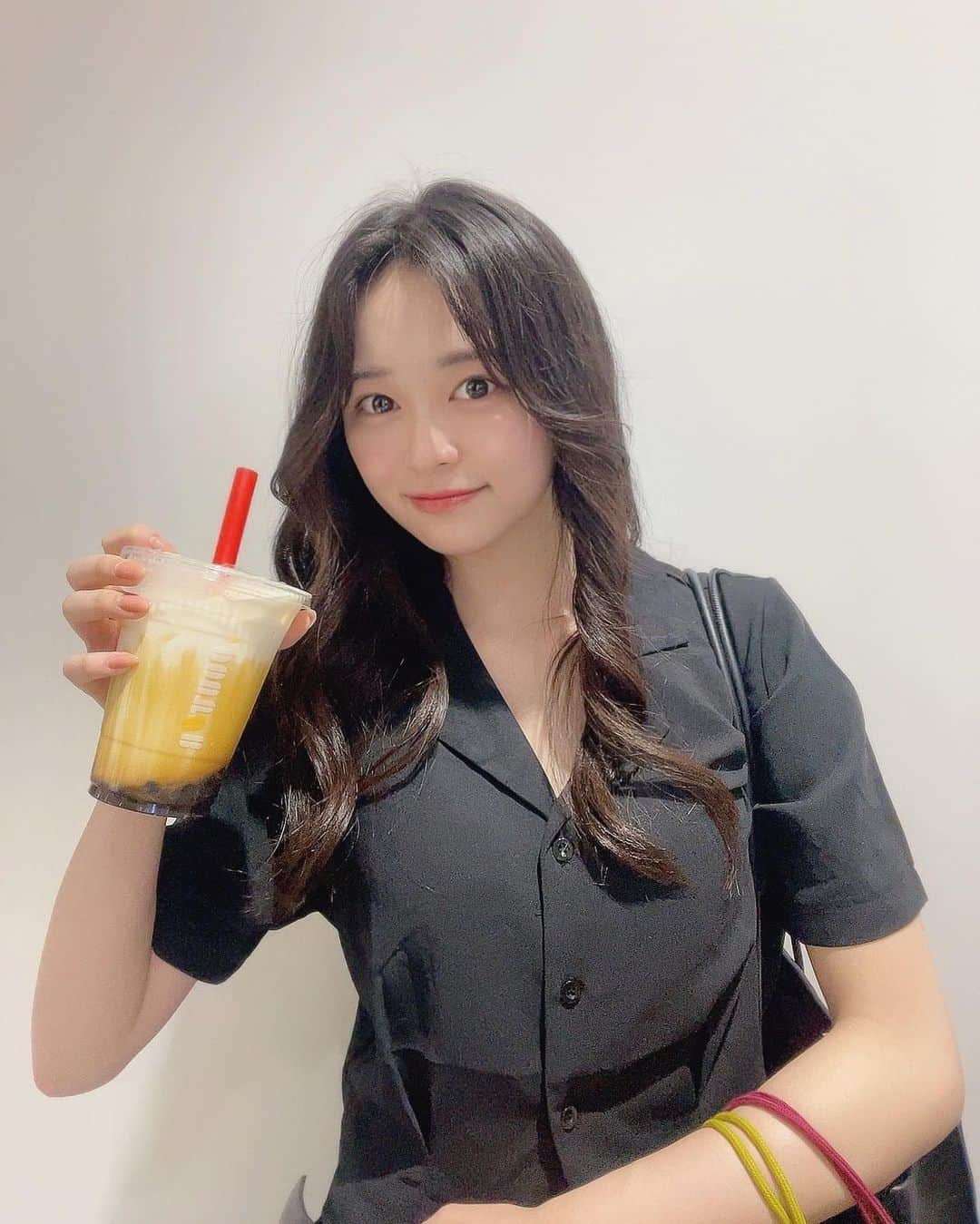 吉田恵芽のインスタグラム：「♡♡♡  タピオカ続き！！笑 ドトールのタピオカ初めて飲んだけど美味しかった~！！🧋♡  #吉田恵芽 #05 #ljk  #DOUTOR #ドトール #タピオカ #黒糖タピオカ  #ヘアアレンジ #巻き下ろし #前髪なし #センター分け #セミロング #ヨシンモリ」