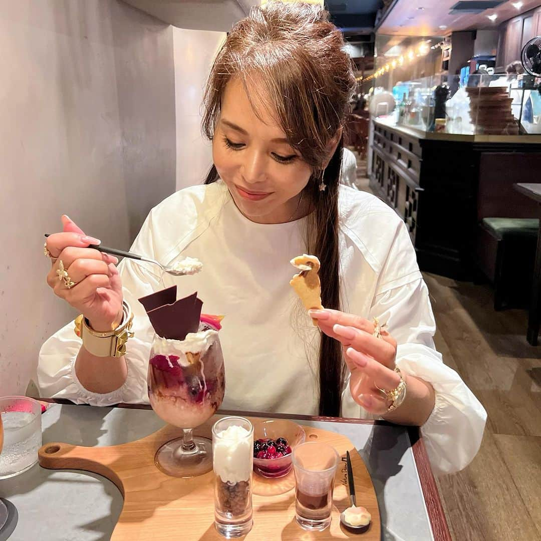 麻美さんのインスタグラム写真 - (麻美Instagram)「めっちゃ幸せデート❤️ ． #夜カフェ #娘と #至福 #sweets  #パフェ」9月11日 21時50分 - mami0s