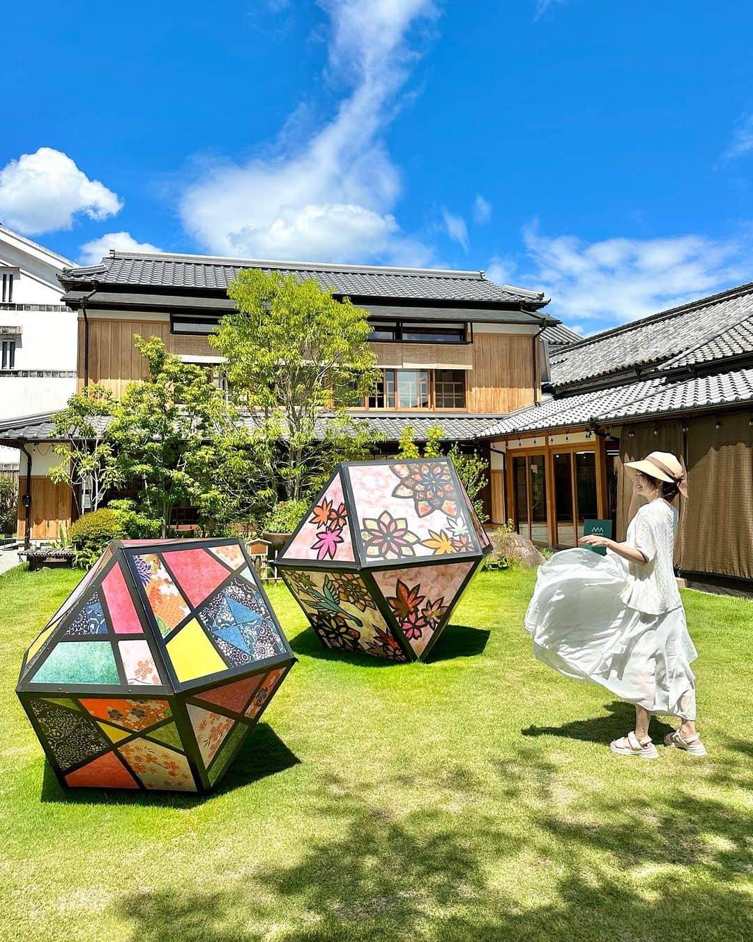 浅井麻里のインスタグラム：「✨倉敷美観地区/岡山県✨ ⁡ この前投稿した、岡山県の倉敷美観地区の 夜さんぽ写真が好評で嬉しい💓📸 ⁡ ってことで、昼間の写真も♬😋 ⁡ TV CMとかにも使われてるくらい 美しい景観の倉敷美観地区は、 川を流れる舟や、古き良き日本の街並みやカフェとかが とっても素敵だった✨ ⁡ ⁡ 美観地区にあった可愛いスヌーピーのお店も 前に投稿してるから見てね❤︎🐶 ⁡ ⁡ #倉敷 #倉敷美観地区 #岡山県 #岡山 #岡山観光 #岡山旅行 #岡山旅 #日本の絶景 #日本の風景 #倉敷美観地区散策 #倉敷観光 #倉敷の美観地区 #倉敷旅行 #旅ライター #トラベルライター #art_of_japan_ #team_jp_ #japan_daytime_view #nipponpic #jp_mood #photo_jpn #special_spot_ #bestjapanpics #lovers_nippon #japan_bestpic_ #japan_great_view #japantravel」